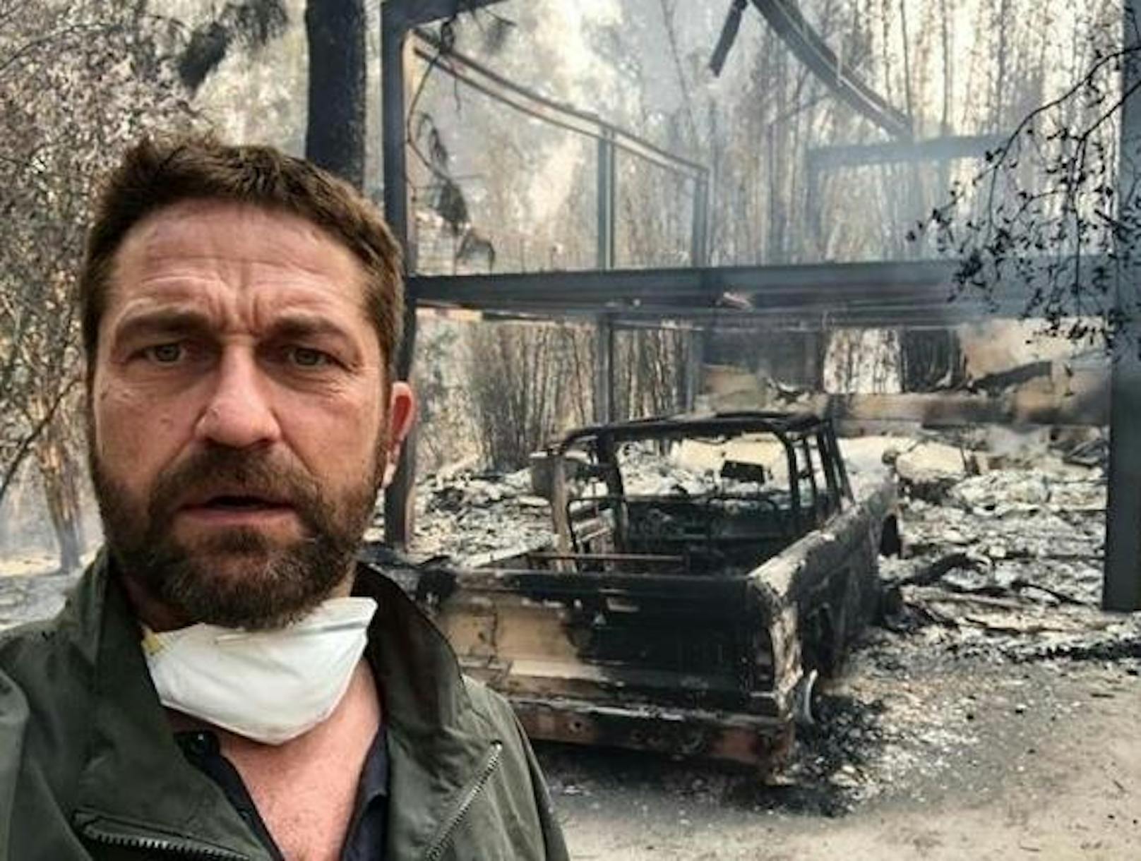 12.11.2018: Viel ist von Gerard Butlers Haus in Malibu nicht mehr übriggeblieben. Der Star machte das traurige Selfie der noch rauchenden Ruinen kurz nachdem es dem Waldbrand in Kalifornien zum Opfer gefallen ist.