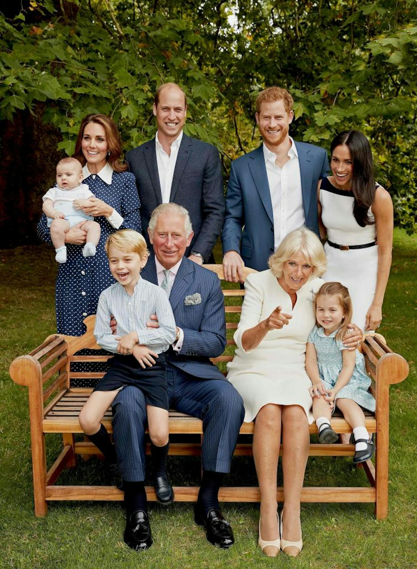 Lustige Runde: Prinz Charles feierte am 14.11.2018 seinen 70. Geburtstag. Das Bild zeigt den britischen Thronfolger mit seiner Ehefrau Camilla, Prinz Harry, Meghan, Prinz William, Kate und seinen Enkelkindern.
