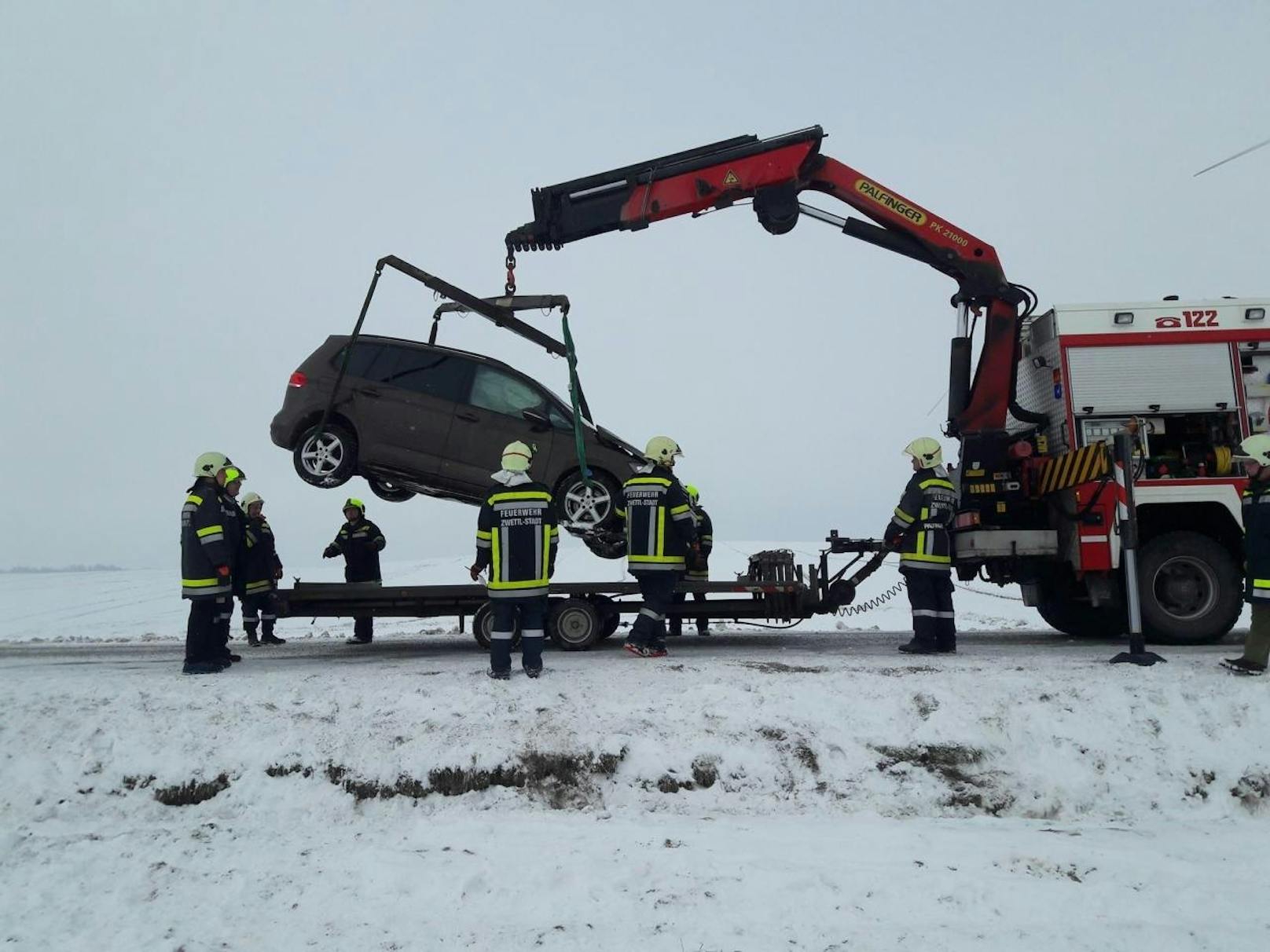 Die Feuerwehren Zwettl-Stadt und Gradnitz transportieren die schwer beschädigten Fahrzeuge ab.