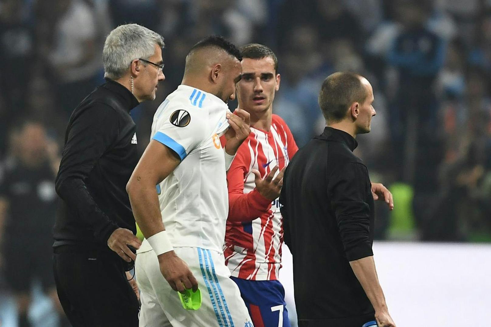 Dimitri Payet muss im Europa-League-Finale zwischen Atletico Madrid und Olympique Marseille (3:0) verletzt vom Platz. Nun muss er um seinen WM-Einsatz für Frankreich zittern. Es fließen die Tränen.