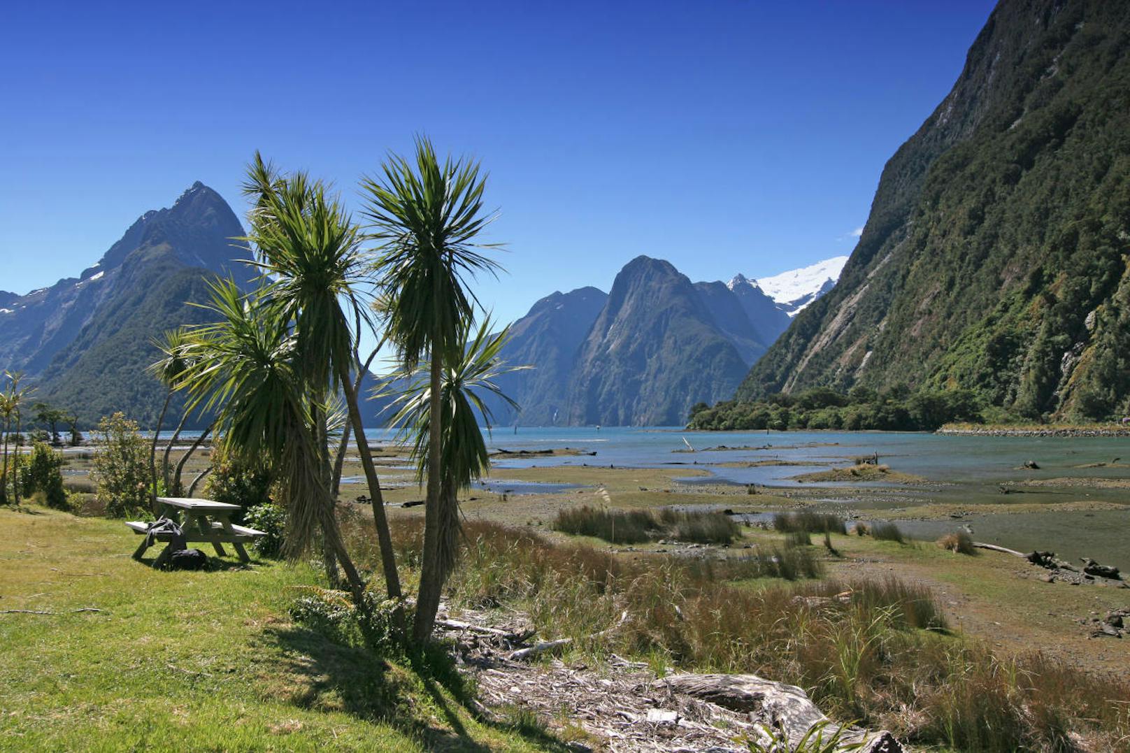 <b>1. Flitterwochen für Aktive in Neuseeland</b>

Berge, Strände, Gletscher, Vulkane, Flüsse ? Neuseeland bietet einfach alles, was Naturliebhaber und Outdoor-Fans für eine perfekte Reise brauchen. Frisch Vermählte starten hier in gigantischer Kulisse in das Abenteuer Ehe. Entdecken Sie gemeinsam das Dorf der Hobbits, besteigen Sie Vulkane und holen Sie sich eine ordentliche Portion Adrenalin in der Stadt der Abenteuersportler, Queenstown. Unsere zwei absoluten Top-Tipps für Verliebte: die romantischen Sonnenuntergänge an der Westküste und Canyoning durch den Skippers Canyon. Das schweißt garantiert fast so sehr zusammen, wie das Ja-Wort am Standesamt?
