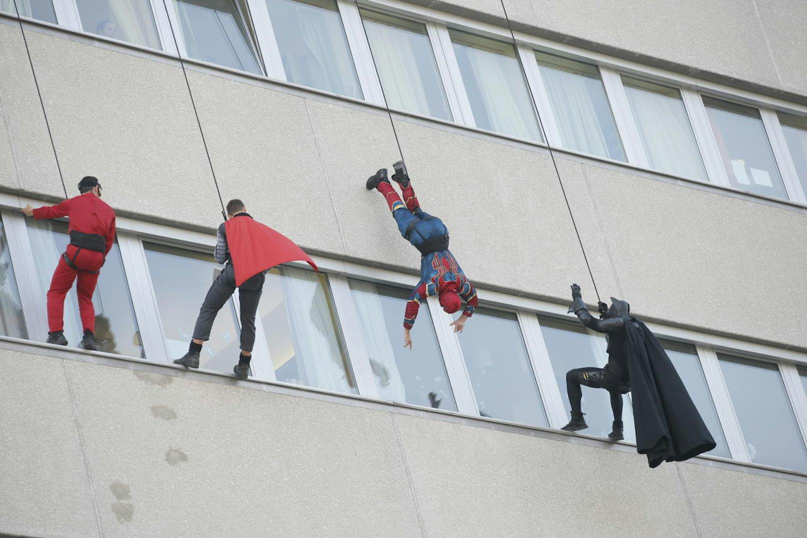 Super! Mitglieder der Polizeisondereinheit WEGA verkleideten sich als Superhelden, seilten sich vom AKH-Dach in Wien ab und besuchten kleine Patienten im Spital.