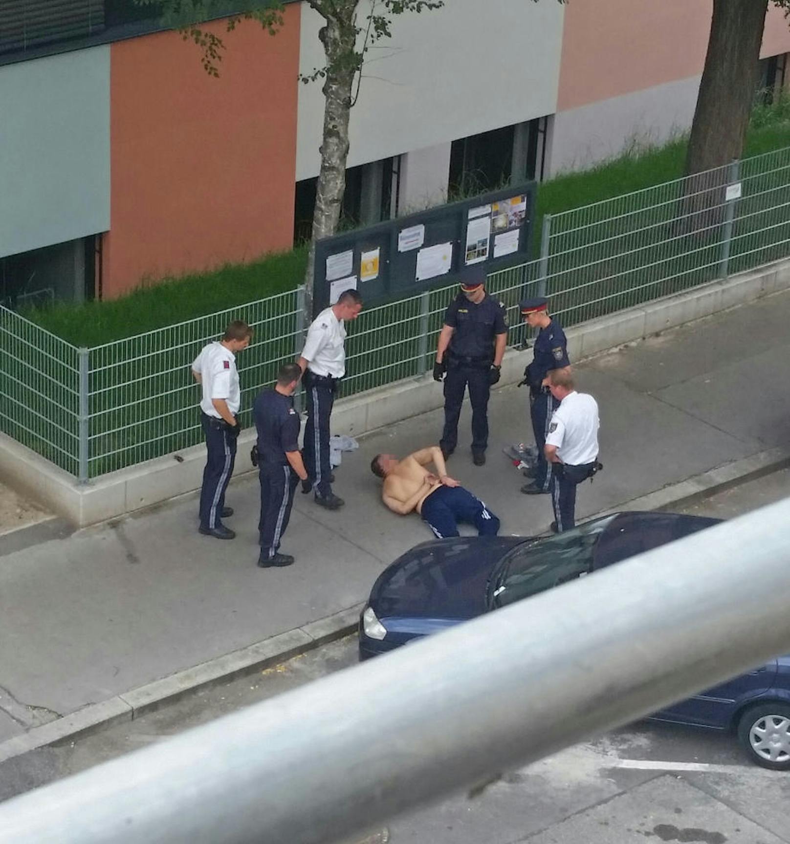 Ein 31-Jähriger drohte in einem Wiener Supermarkt mit einem Messer - Polizisten konnten ihn kurz darauf festnehmen.