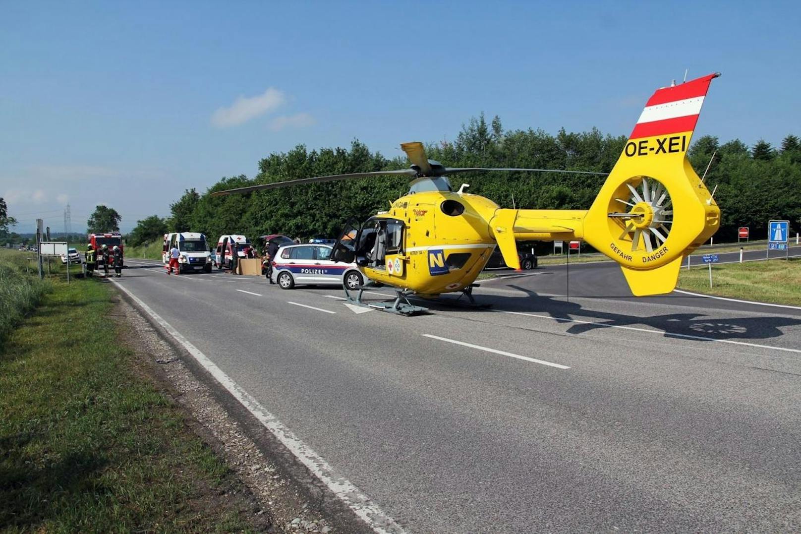 Die Rettungskräfte versorgten den schwerverletzten Biker, er wurde anschließend mit dem Heli ins Spital geflogen.