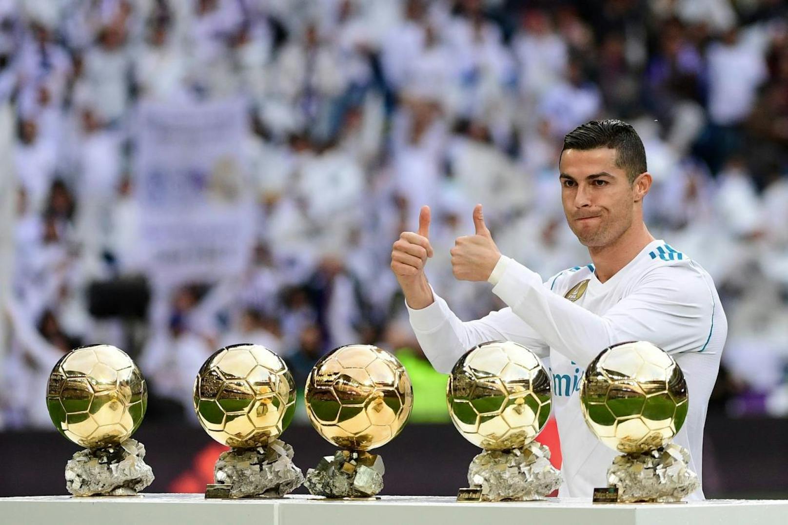 Kurz darauf folgt der 5. Ballon d'Or. Nur Dauerrivale Lionel Messi hat ebenso viele Auszeichnungen zum Weltfußballer gewonnen wie der Portugiese.