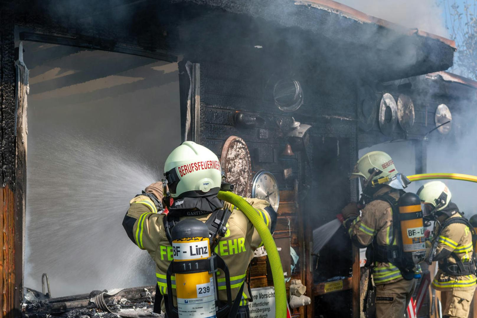 In einer Schrebergartensiedlung in Linz hatte eine Hütte Feuer gefangen. Die Feuerwehr musste zum Löschen anrücken. 