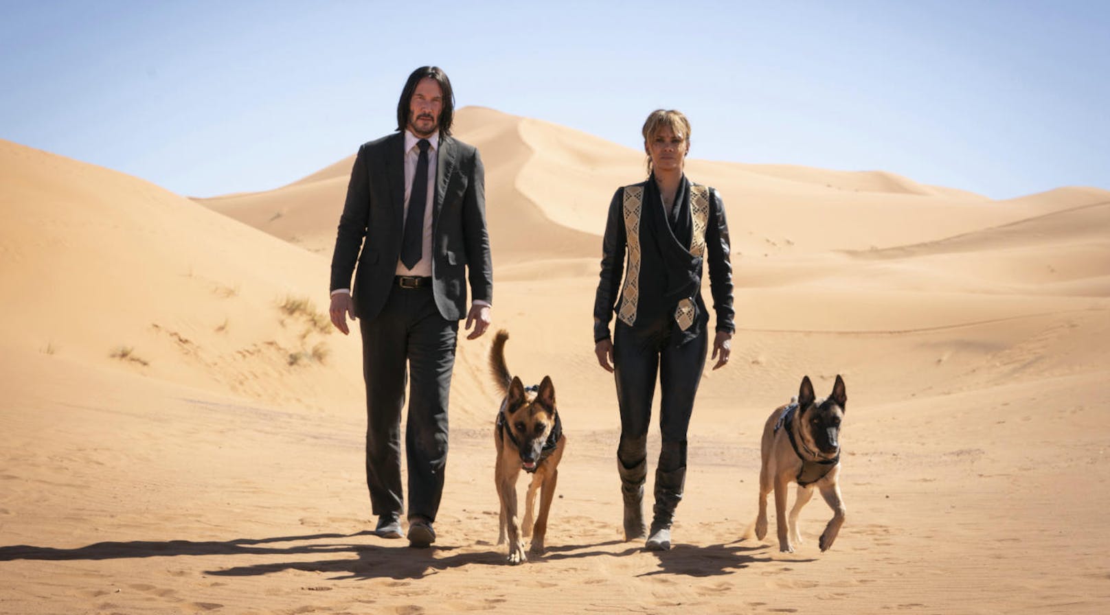 John (Keanu Reeves) und Sofia (Halle Berry) spazieren durch die Wüste.