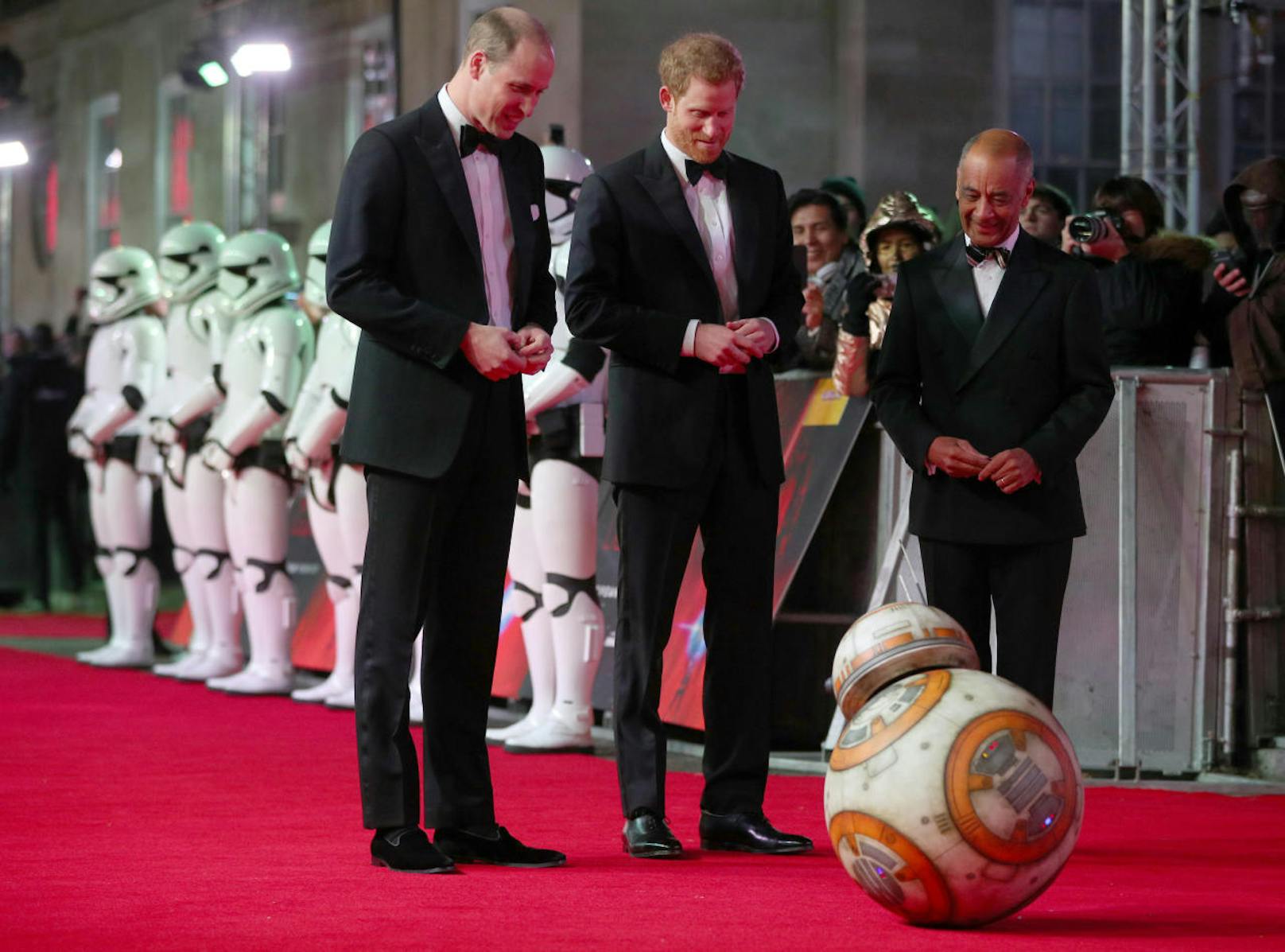 Die beiden Prinzen <strong>William</strong> und <strong>Harry</strong> bei der <em>"Star Wars"</em>-Premiere in London.