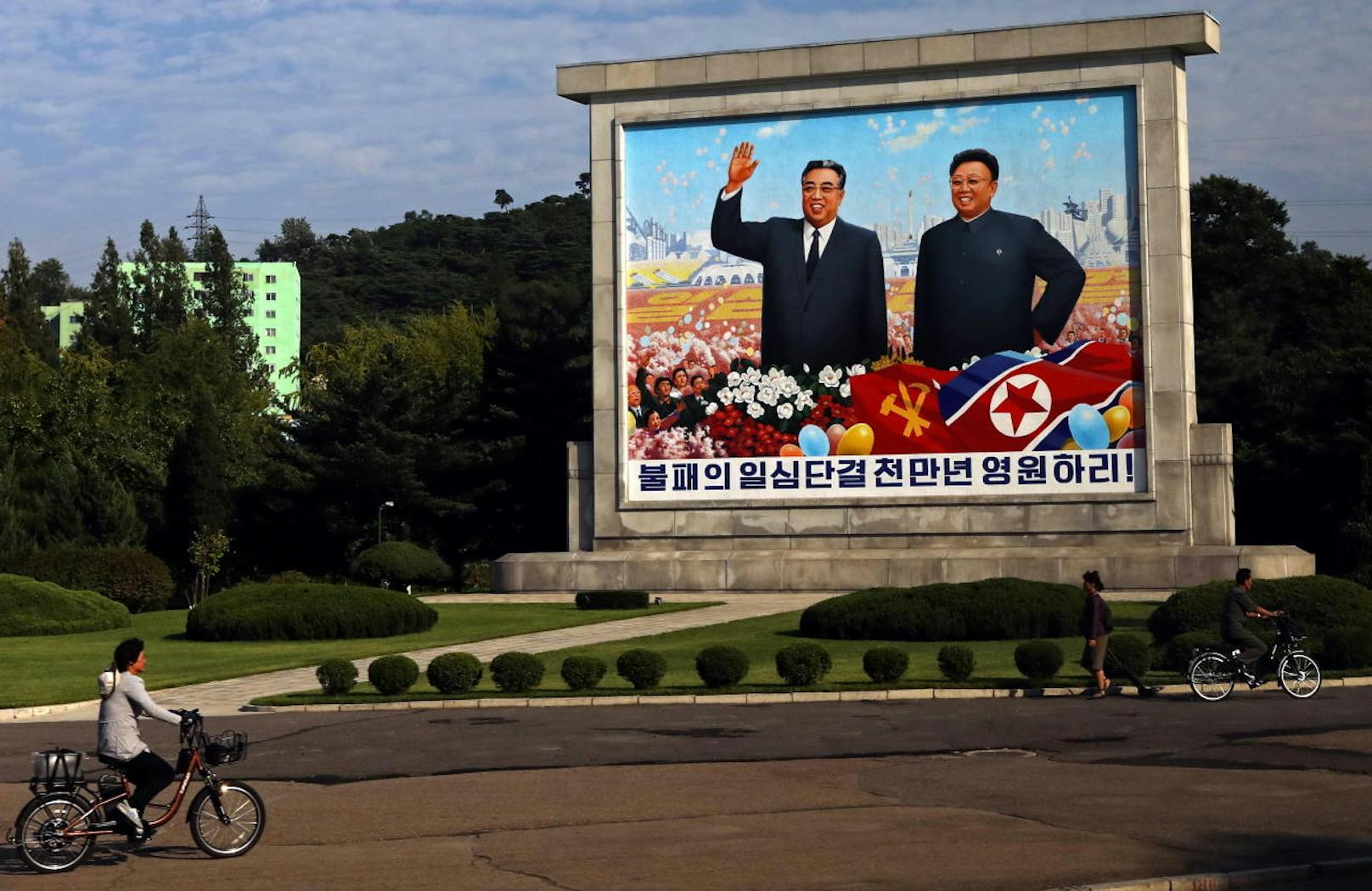Die Gemälde von Kim Jong-uns Vater Kim Jong-il und Großvater Kim Il-sung haben längst Kultstatus erreicht.