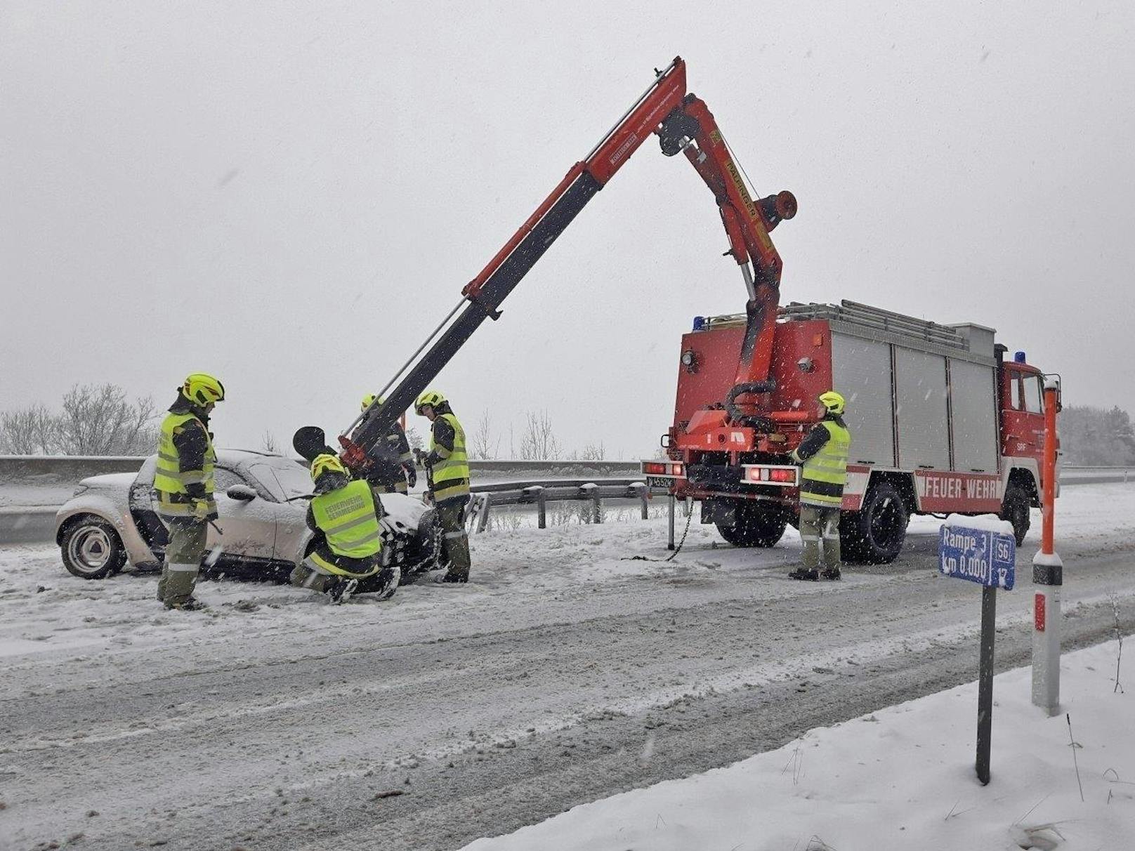 Ein Pkw kam im Bereich Autobahnabfahrt Gloggnitz von der teilweise schneeglatten Fahrbahn ab ...