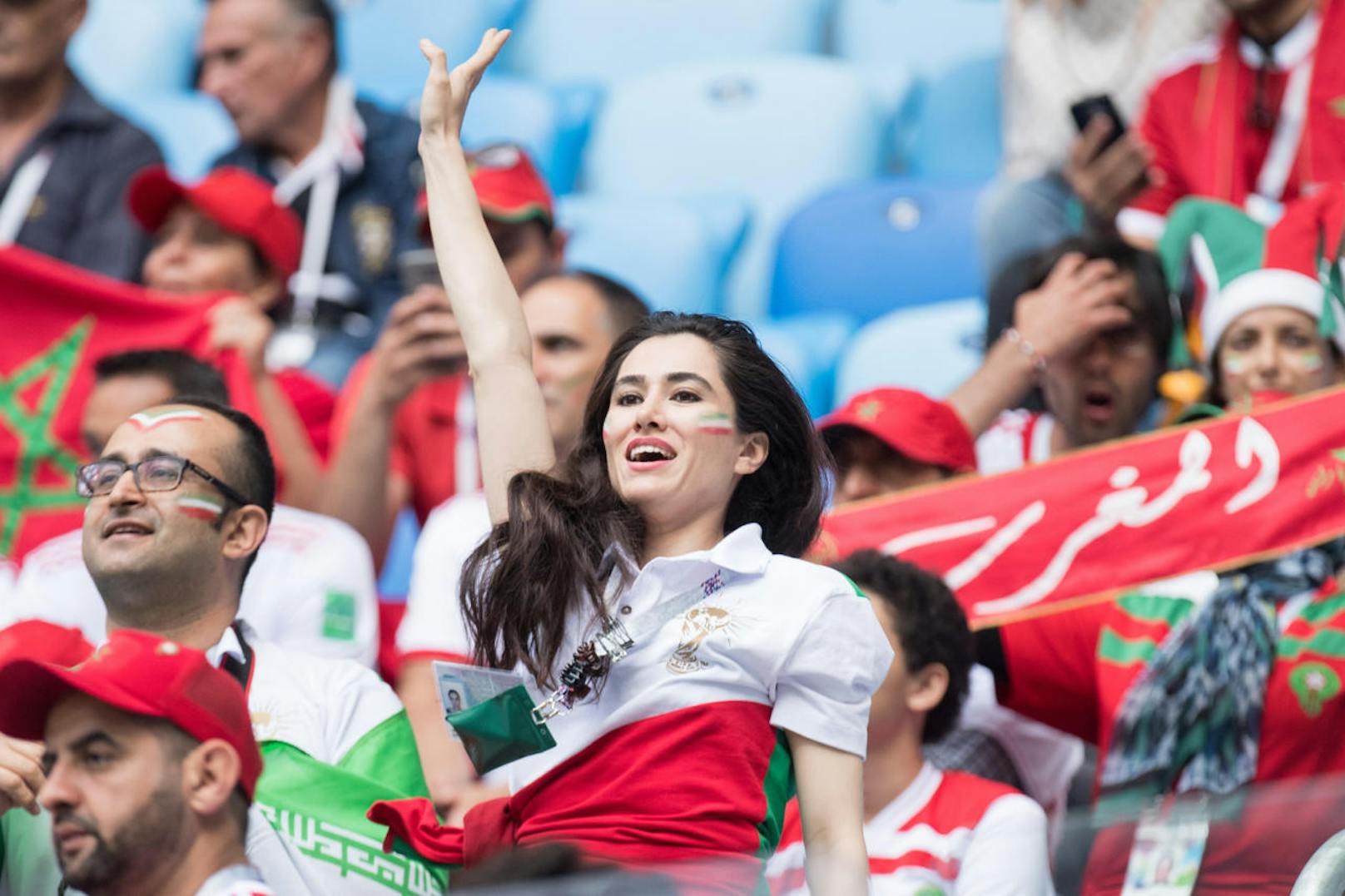 Iranische Fans jubeln bei einem Spiel der Fußball-WM in Russland. 