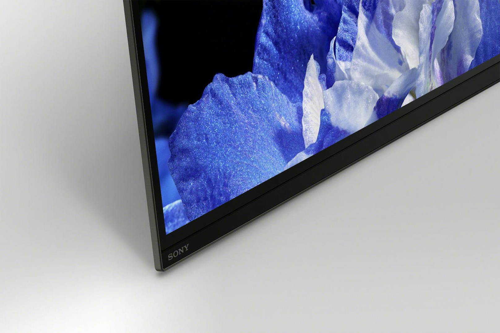 Entsprechend minimal erscheint auch das Sony-Logo in der Ecke des TV-Geräts und sogar die kleine LED-Anzeige (für Standby und Co.) kann optional abgedreht werden, um den Eindruck perfekt zu machen.