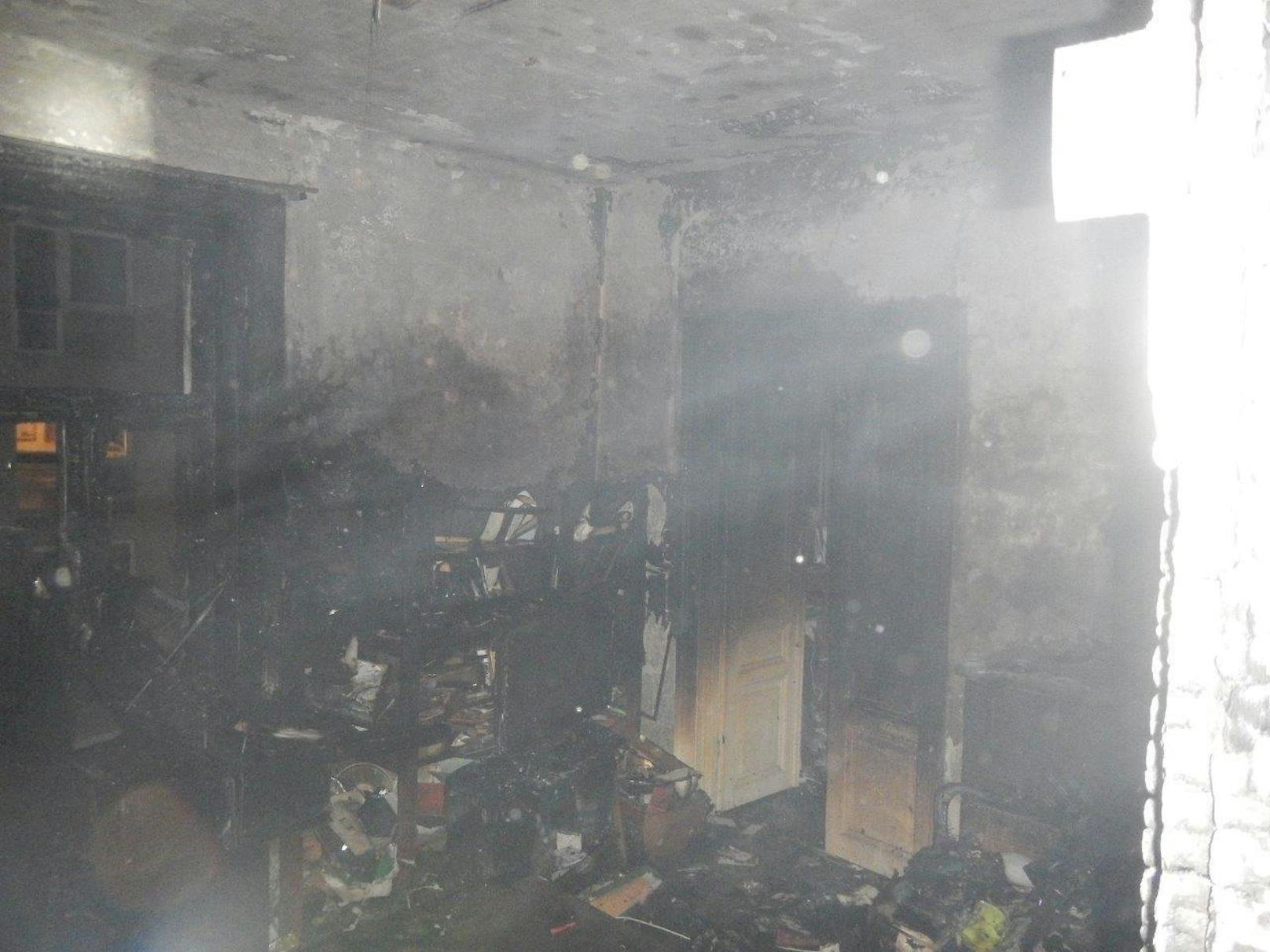 Während der Brandbekämpfung wurde eine leblose Person in der Wohnung vorgefunden, weitere Personen wurden nicht verletzt.