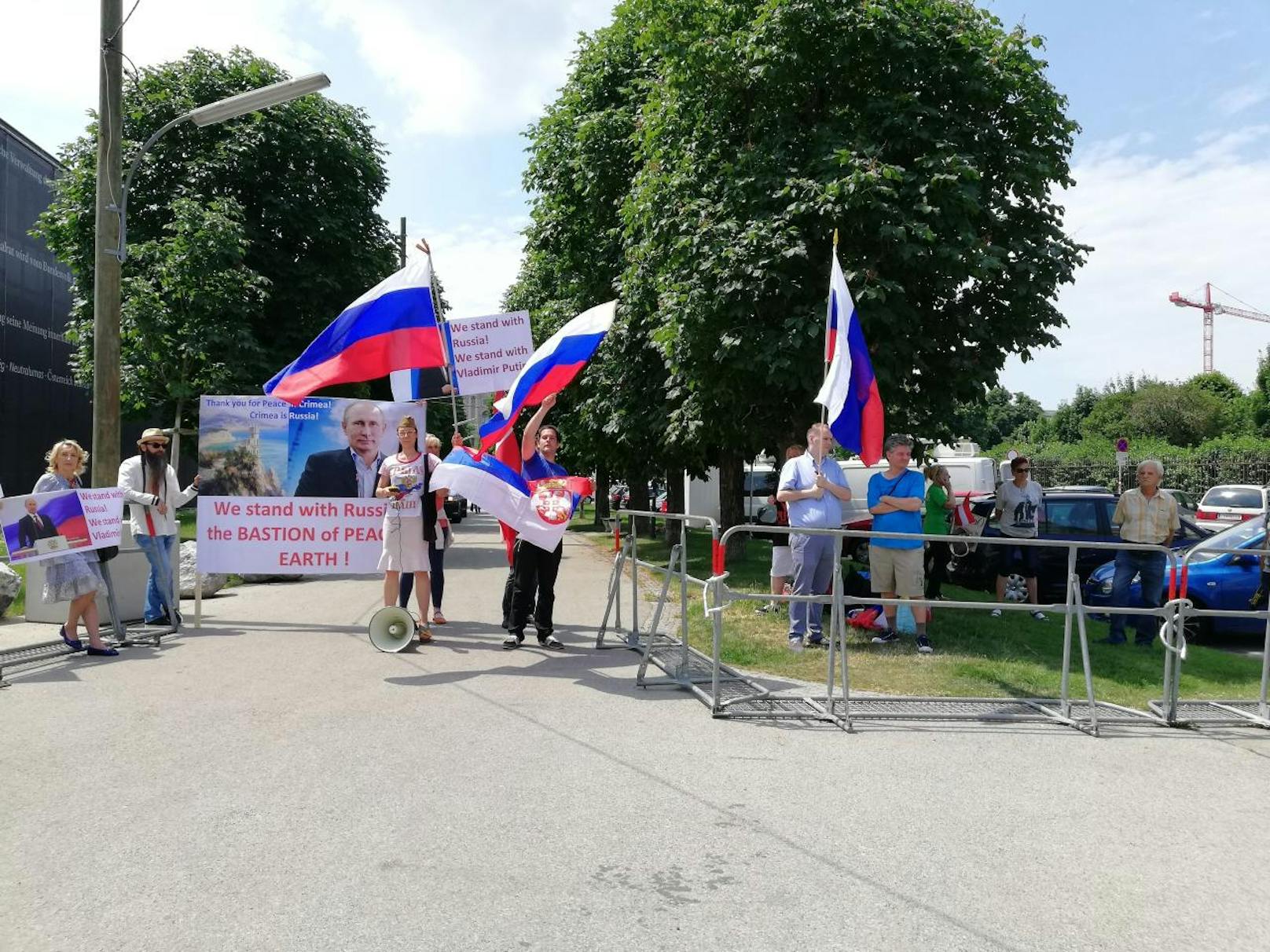 "Wir unterstützen Russland, die Bastion des Friedens auf der Welt", plakatieren die Putin-Fans.
