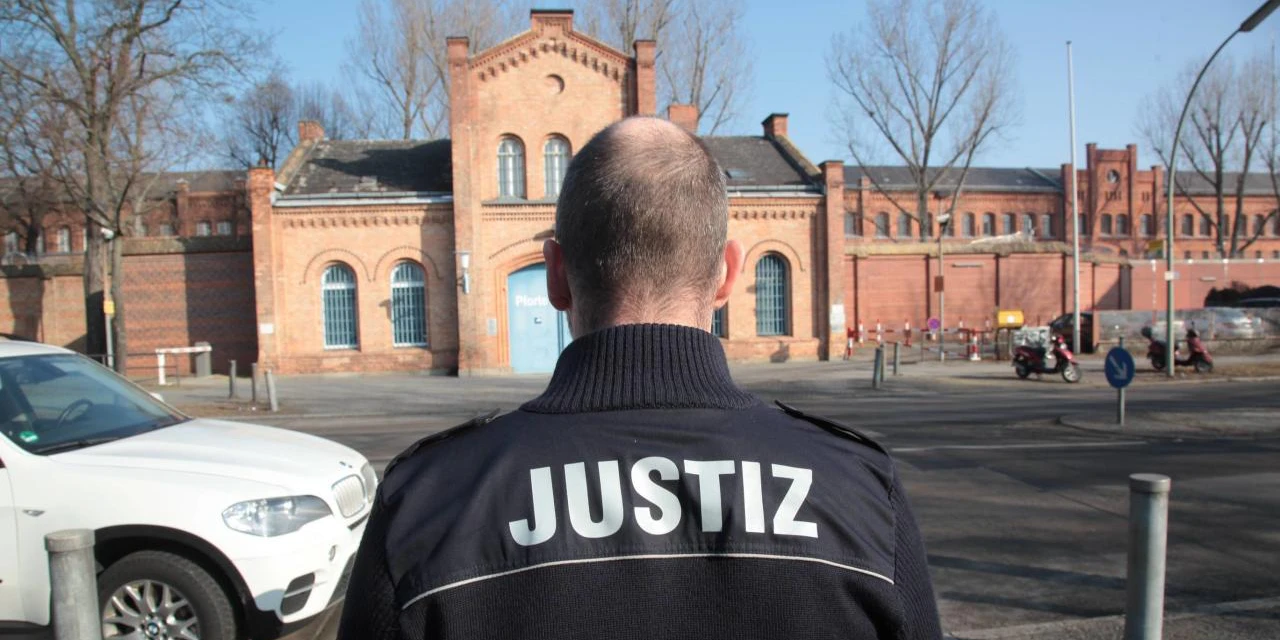 Die Polizei sucht mit einem Großaufgebot nach den geflohenen JVA-Häftlingen.