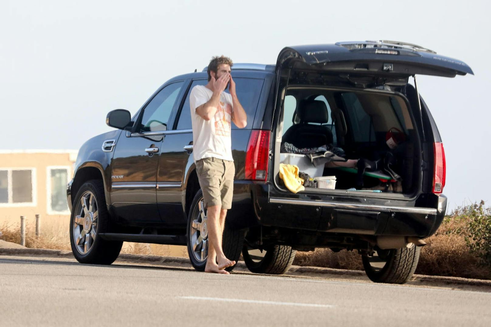 Der große Augenblick für Zuschauer kam nach dem Surfen. Liam fühlte sich unbeobachtet und zog sich neben seinem SUV um