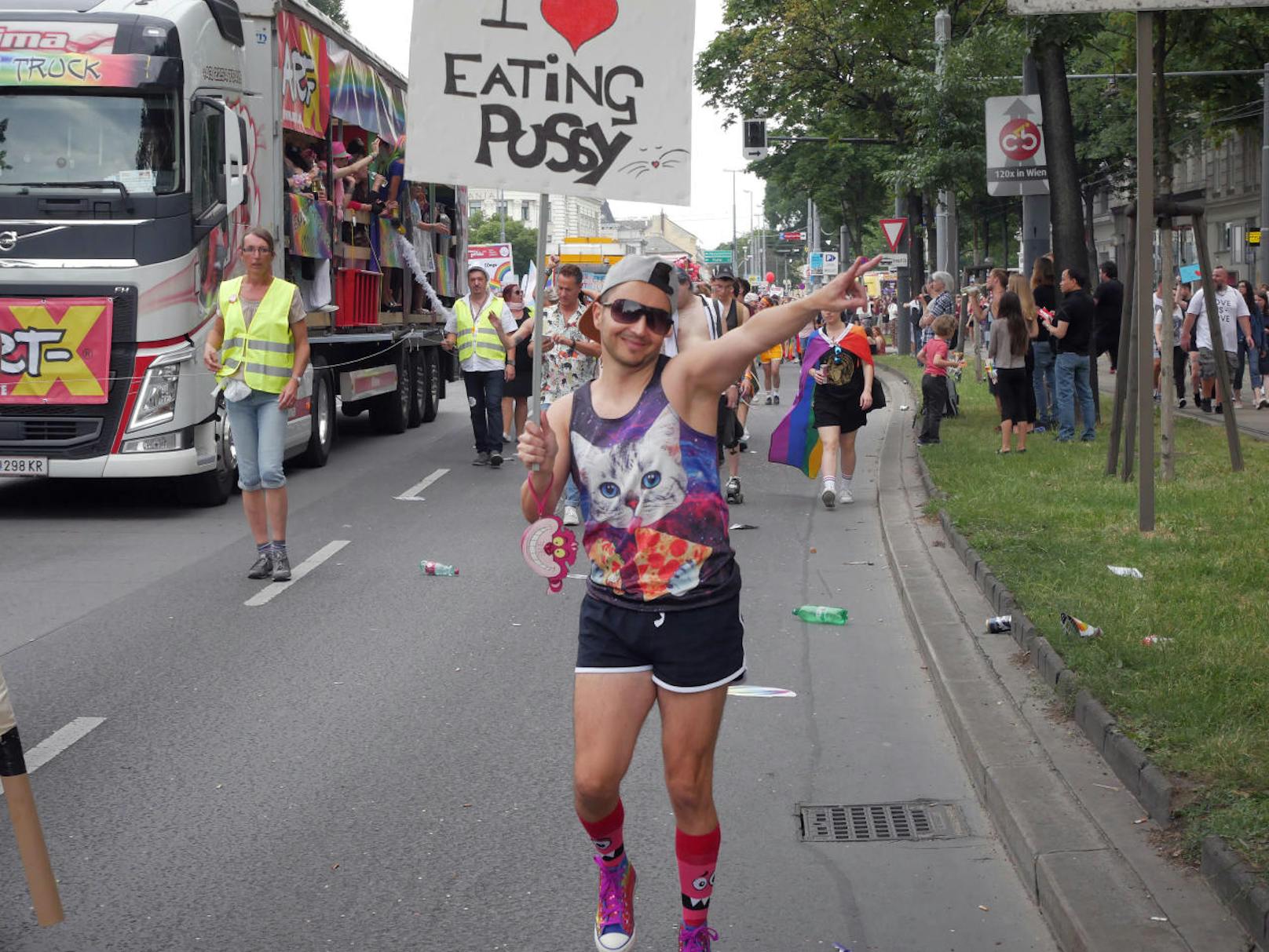 Laute Musik, schrille Outfits und Protest für die Rechte von LGBTQ-Personen: Das ist die Regenbogenparade 2018.