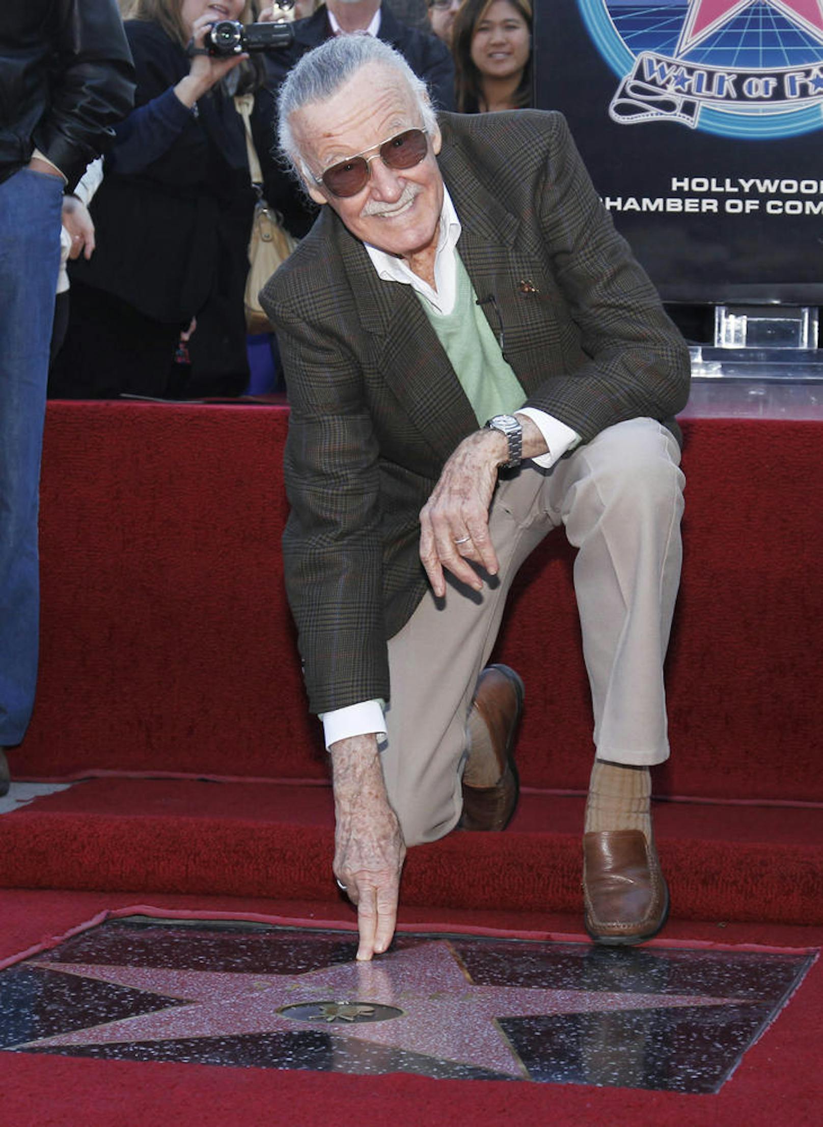 Stan Lee mit seinem Stern am Hollywood Walk of Fame in Hollywood, 2011.