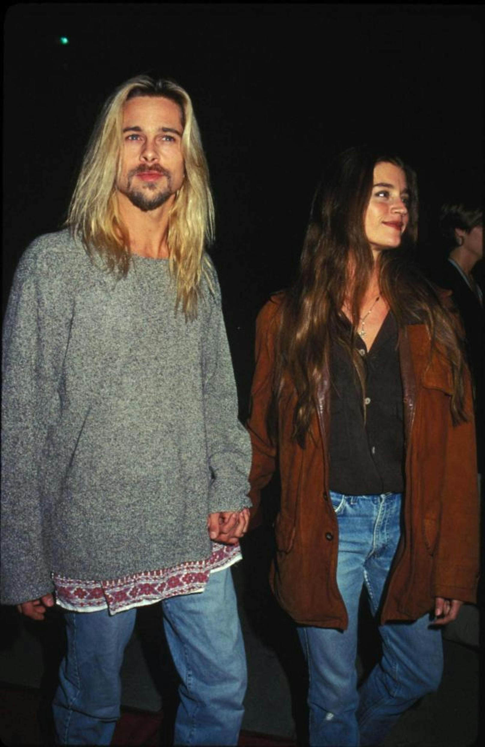 Dann ließ sich Brad Pitt die Haare wieder wachsen. Der Grund: Ex-Freundin Jitka Phlader, mit der er noch im selben Jahr zusammen kam.