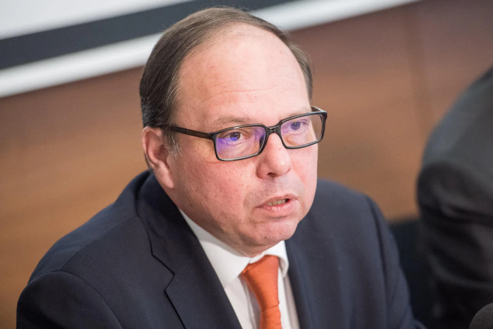 Ärztekammer-Präsident Thomas Szekeres freut sich, dass in Wien auch Menschen, die 65 Jahre alt oder älter sind, mit dem Vakzin von Astrazeneca geimpft werden.&nbsp;