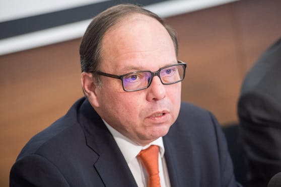 Ärztekammer-Präsident Thomas Szekeres freut sich, dass in Wien auch Menschen, die 65 Jahre alt oder älter sind, mit dem Vakzin von Astrazeneca geimpft werden. 