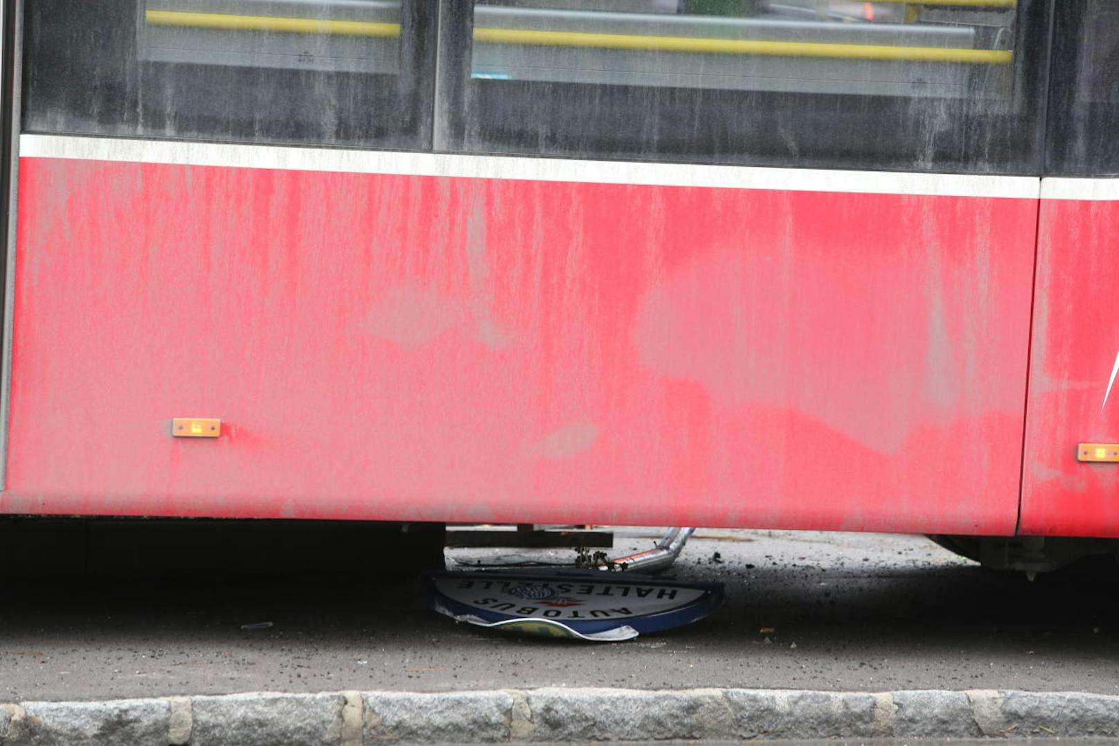 Heftiger Unfall in Wien-Donaustadt: Ein Bus der Linie 26A fuhr im Bereich der Wiener Straße in eine Mauer.