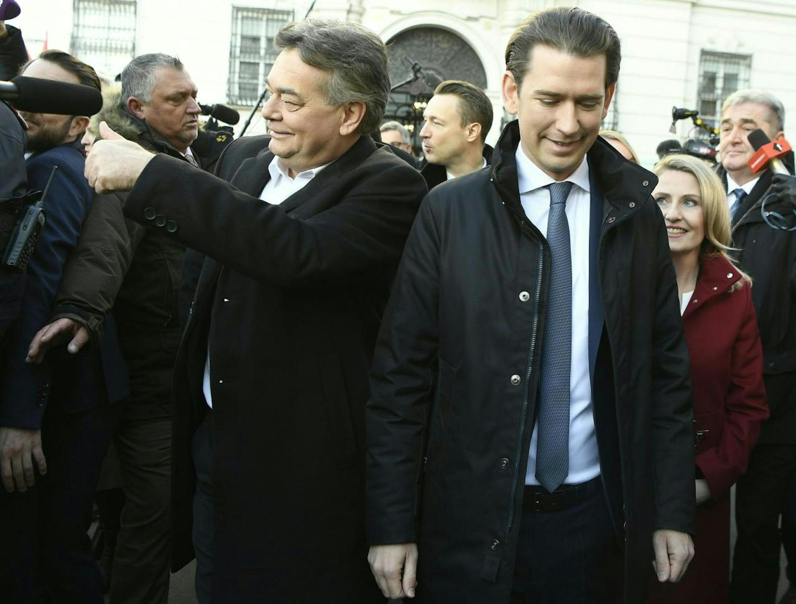 Werner Kogler und Sebastian Kurz auf dem Weg zur Angelobung der neuen türkis-grünen Regierung am Dienstag, 07. Jänner 2020, in der Präsidentschaftskanzlei in der Hofburg in Wien.