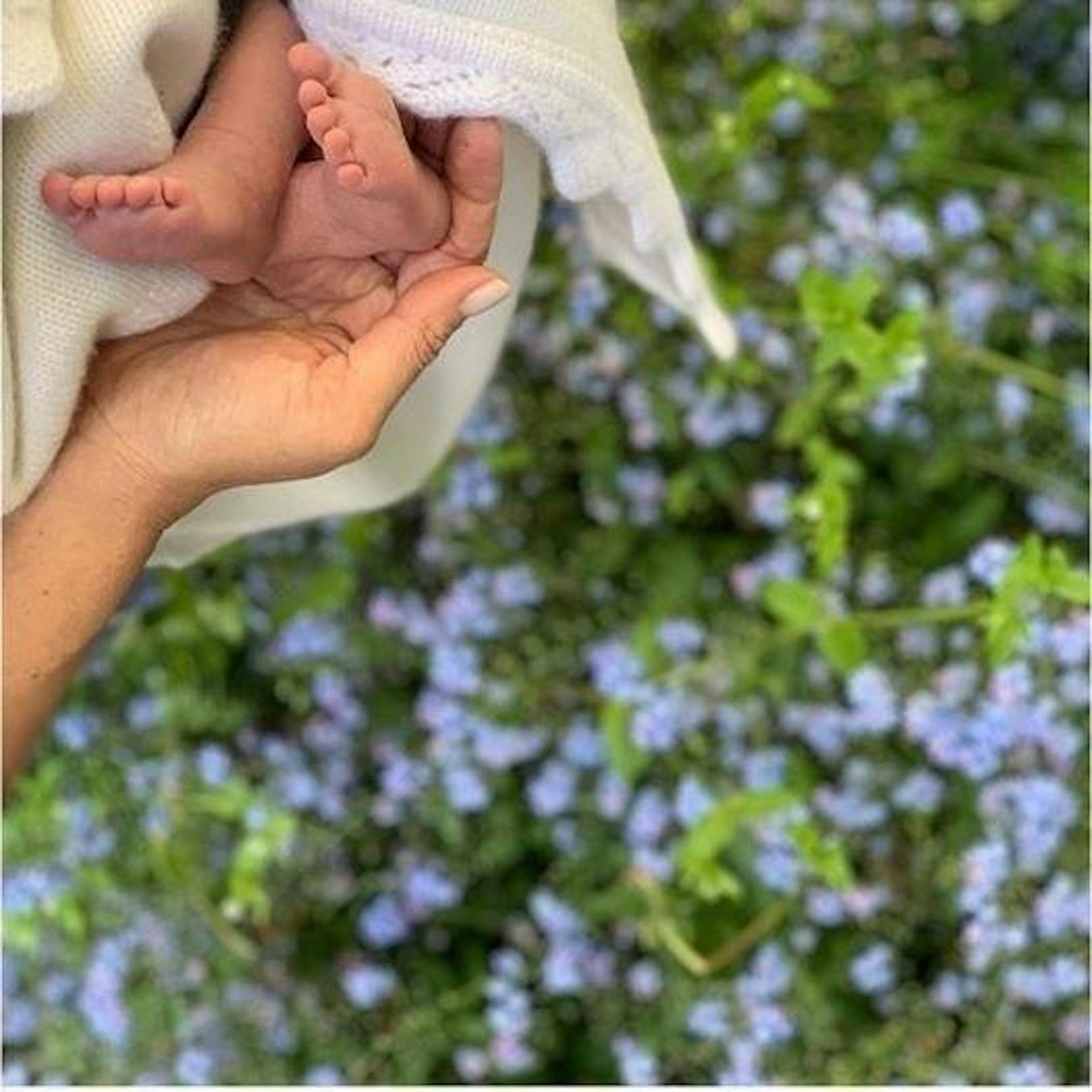 13.5.2019: Meghan Markle zollt mit diesem Baby-Füßchen-Foto ihres Sohns Archie auch der verstorbenen Schwiegermutter Diana Tribut. Nur Insider wissen, dass das Vergissmeinnicht (die blaue Blume im Hintergrund) Dianas Lieblingsblume war