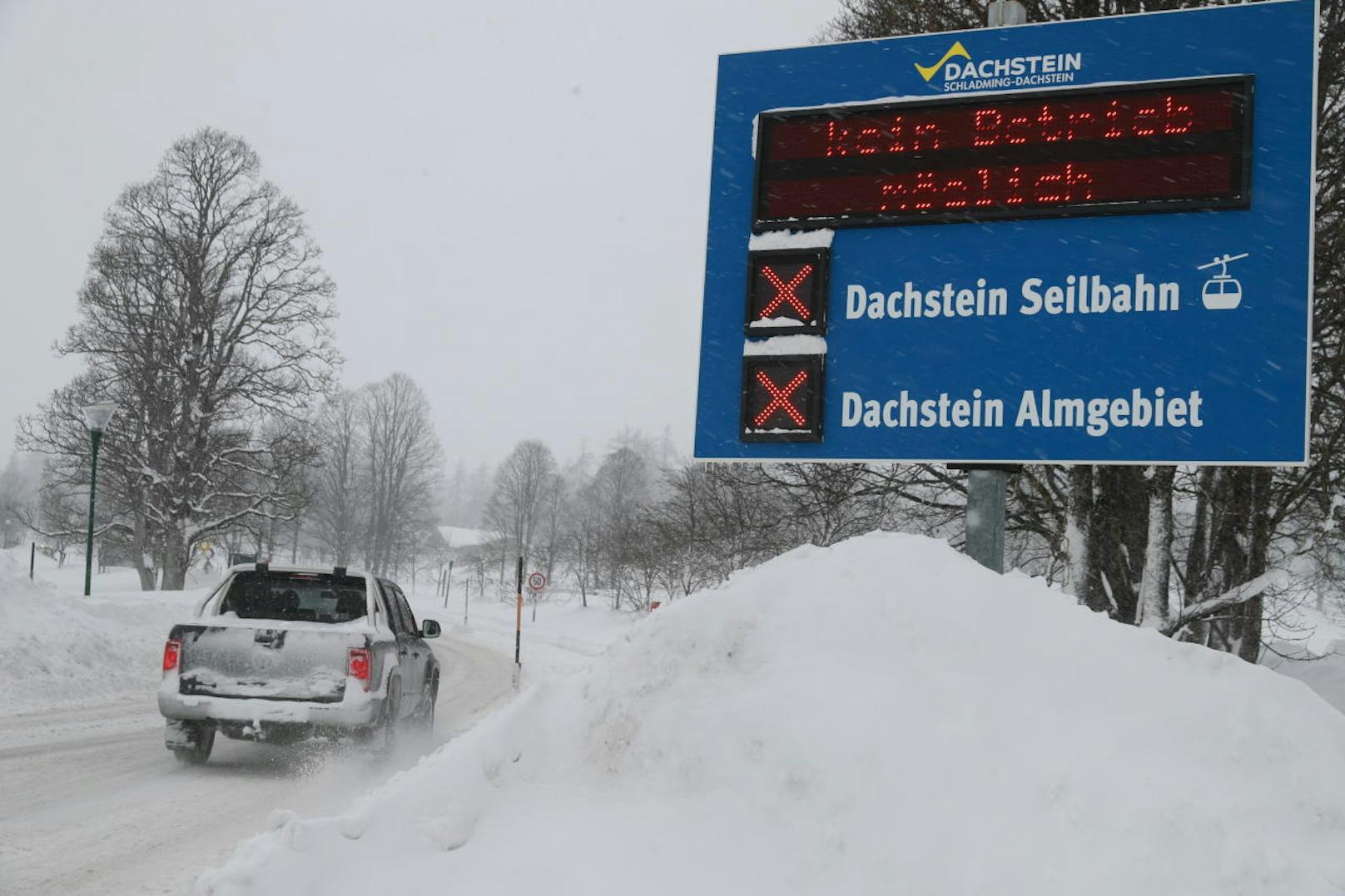 Winterliche Straßenverhältnisse in der Ramsau am Dachstein.