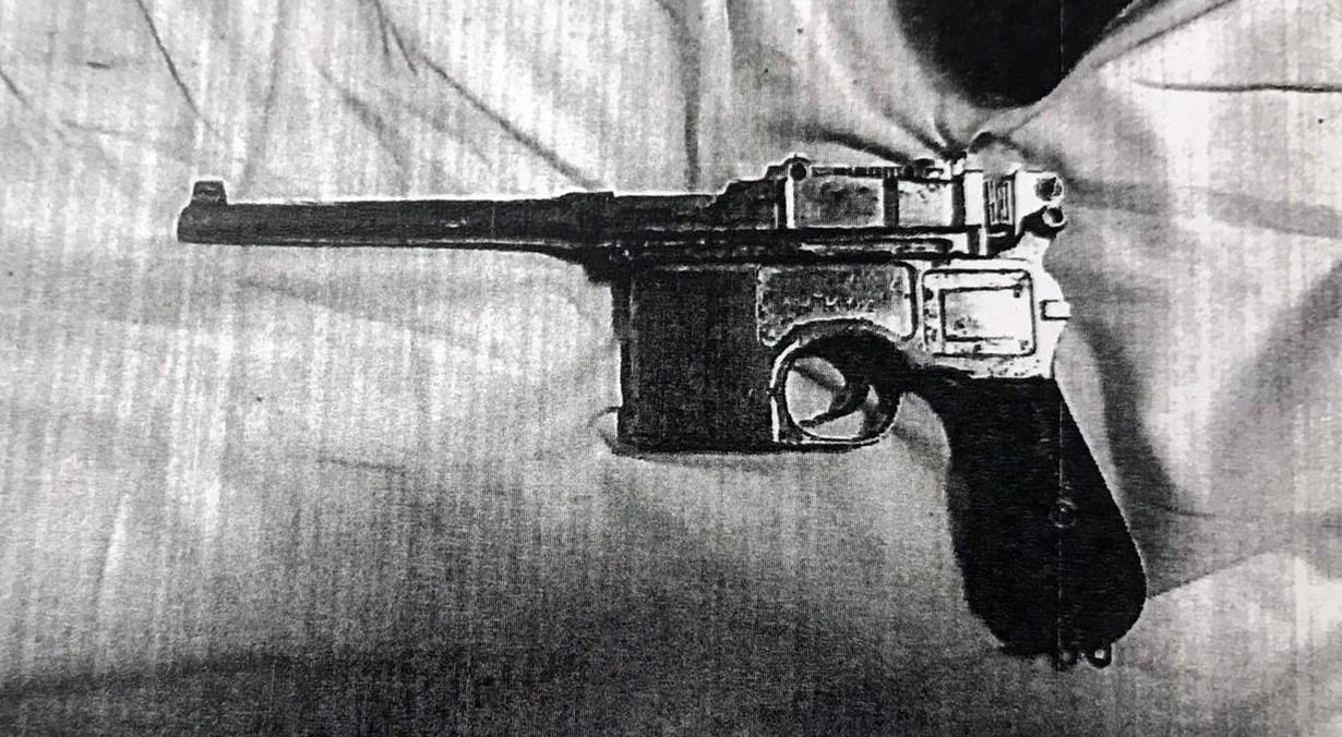 In seinem Nachtkästchen lagerte vor der Bluttat eine Pistole der Marke Mauser.