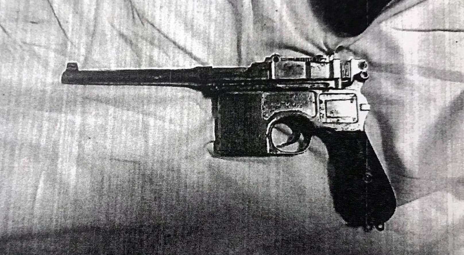 In seinem Nachtkästchen lagerte vor der Bluttat eine Pistole der Marke Mauser.