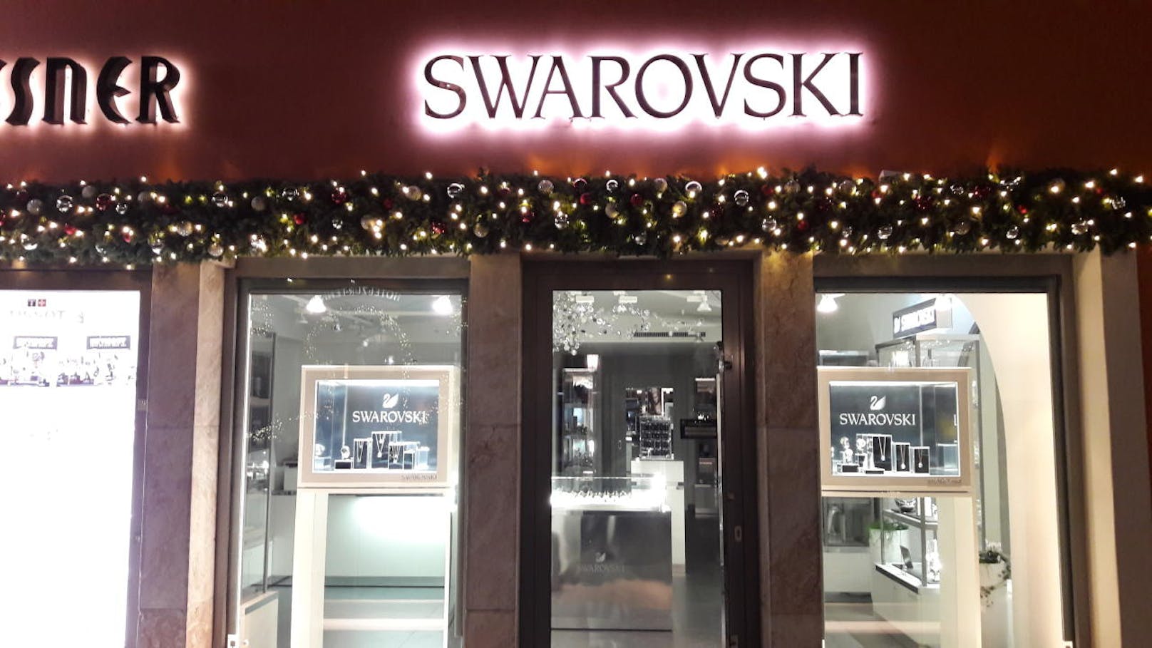 Kennt man. Swarovski gönnt sich eine Filiale im Herzen der Gamsstadt.