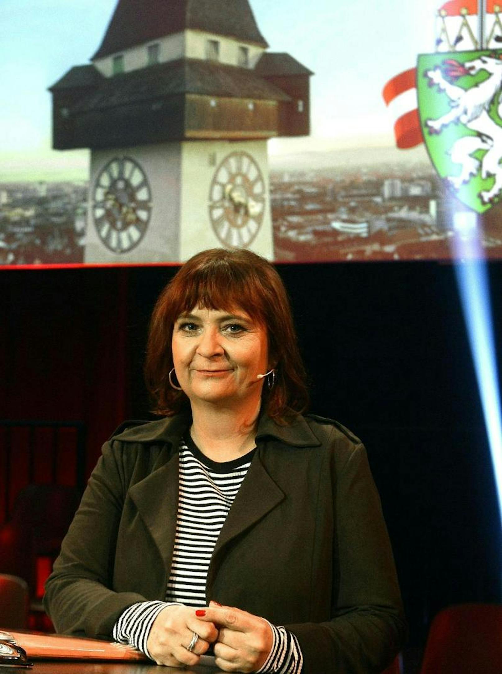 Claudia Klimt-Weithaler ist ebenfalls 48 Jahre alt und die Spitzenkandidatin der KPÖ.