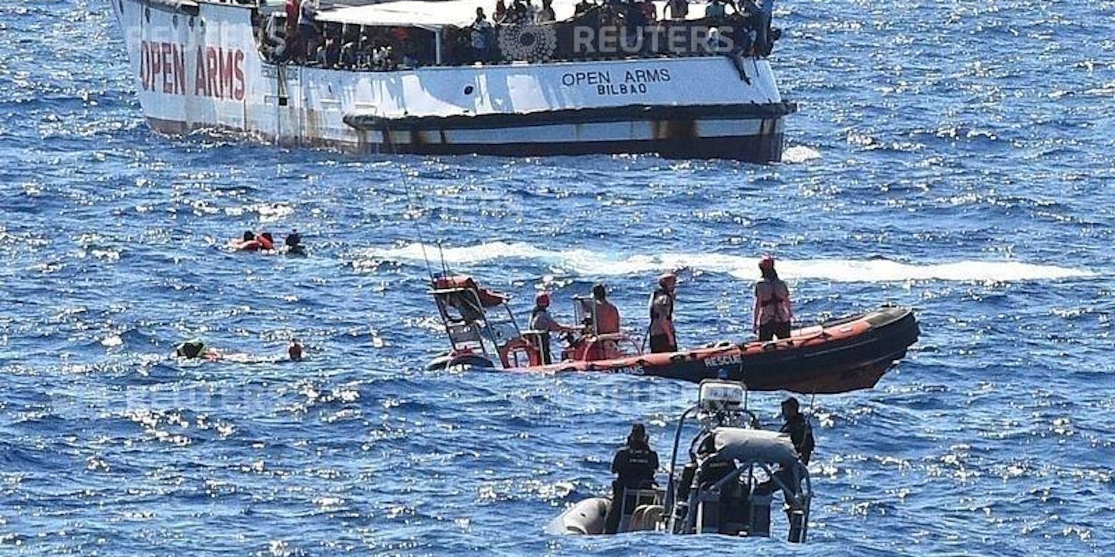 Flüchtlingsdrama im Mittelmeer: Wieder sprangen mehrere Menschen von Bord des Rettungsschiffs "Open Arms".