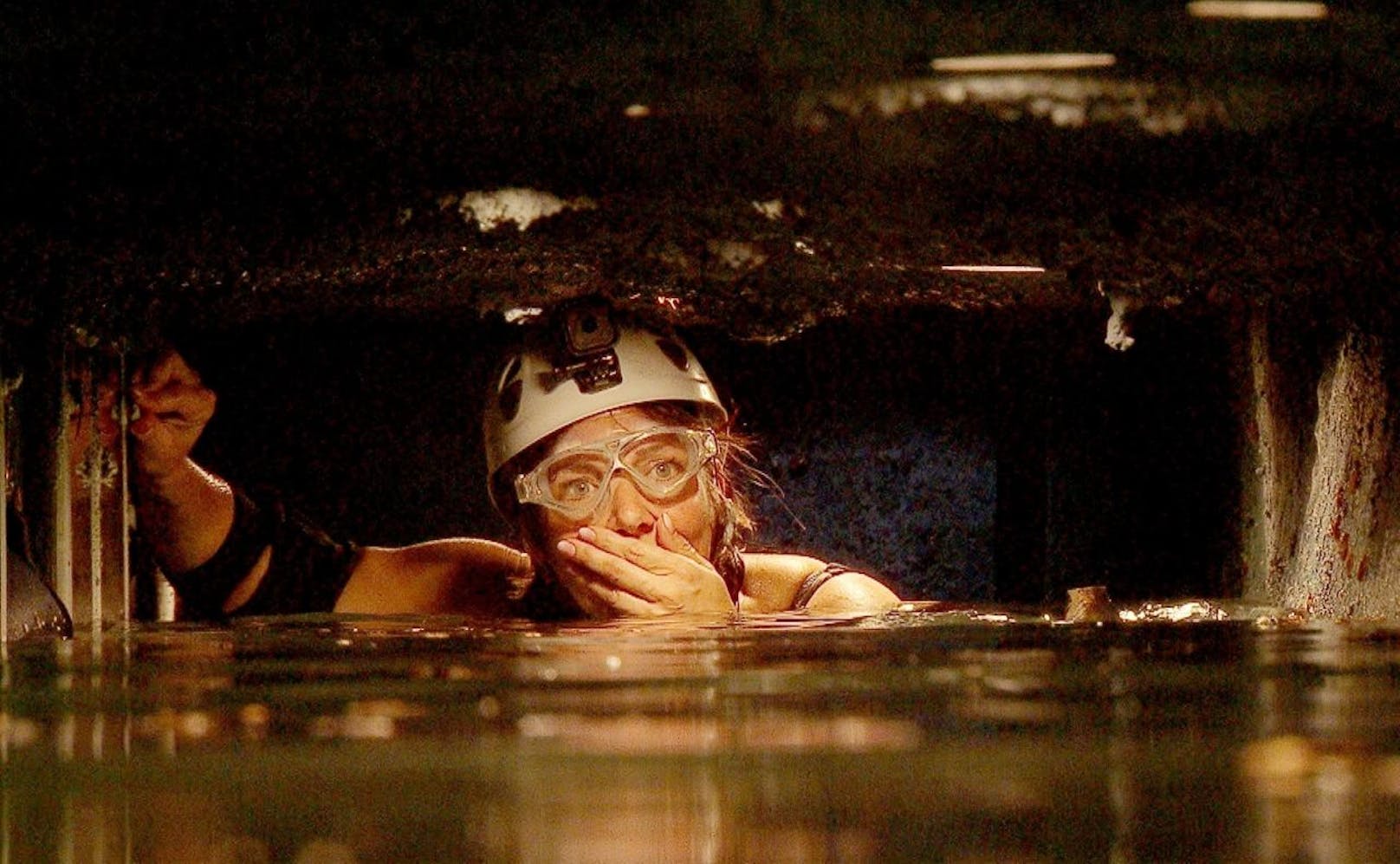 Tag 2 - Dschungelprüfung "Grauen Under". Danni Büchner steigt in den Wassertunnel hinab und kommt an ihre psychischen Grenzen.