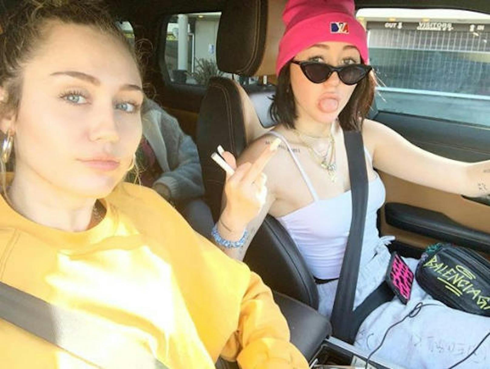 20.01.2019: Miley Cyrus und ihre Schwester Noah vertauschen die Rollen: Noah zeigt die legendäre Cyrus-Zunge und legte sogar noch einen Mittelfinger oben drauf. Wird Miley, jetzt wo sie verheiratet ist, etwa gar erwachsen? 