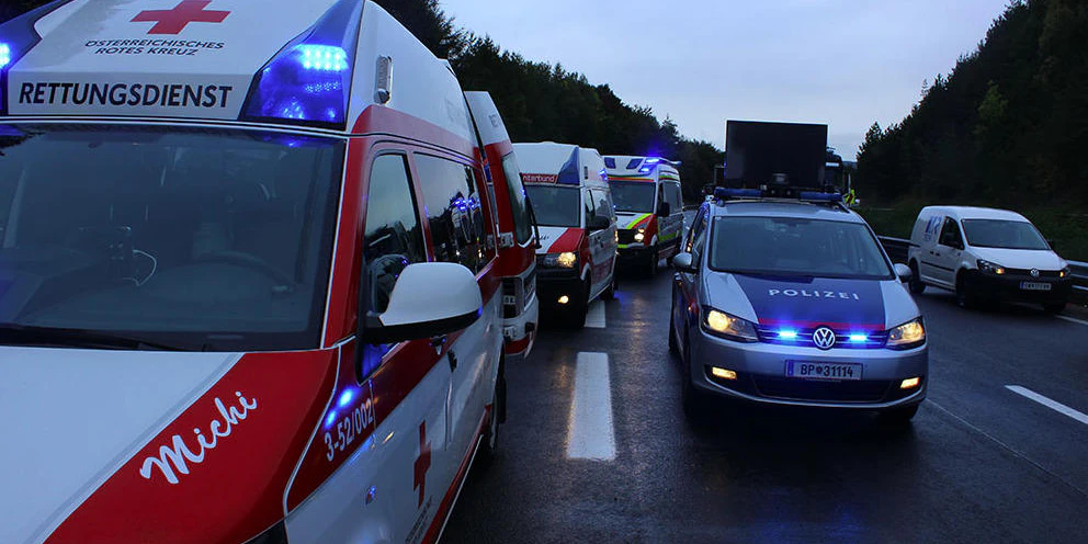 Schwerer Unfall: Rettungs- und Einsatzkräfte vor Ort.