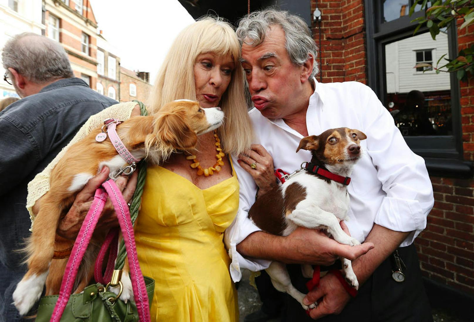 Terry Jones mit seinem verschreckt dreinschauenden Hund Nancy. Der Comedian flirtt mit Talula, dem Hund der Python-Darstellerin Carol Cleveland vor dem Angel Pub in Highgate. Freunde und Familie sorgten dafür, dass am Pub eine Gedenktafel für Graham Chapman angebracht wurde. Im Angel Pub trank und schrieb Chapman in den 1970ern. Schließlich wurde er auch hinausgeworfen