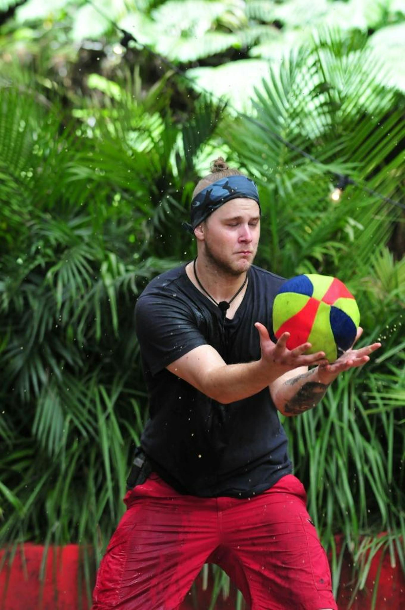Felix van Deventer bei der Dschungelprüfung: Er muss den Ball fangen, doch der ist in Fischsoße getränkt. Einerseits macht ihn das glitschig, ...