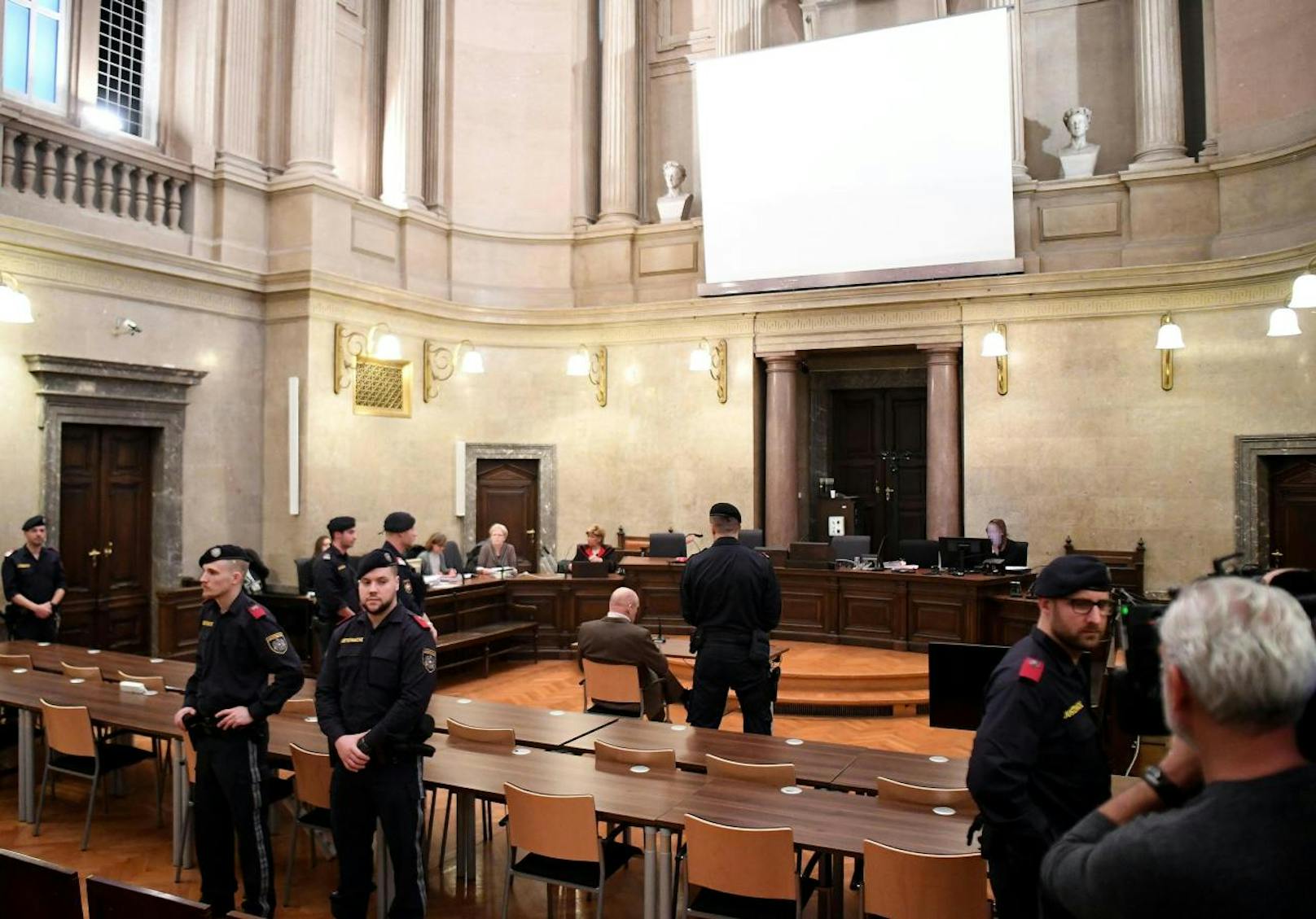 Ex-Judoka <b>Peter Seisenbacher</b> am Montag, 2. Dezember 2019, anl. des Prozesses wegen schweren sexuellen Missbrauchs von Unmündigen und Missbrauchs eines Autoritätsverhältnisses am Straflandesgericht in Wien.