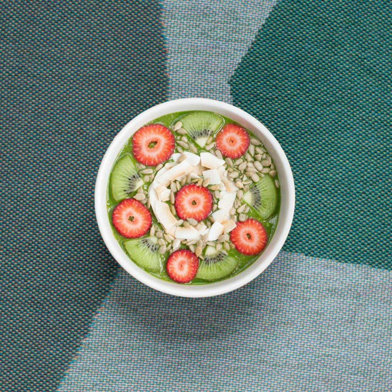 in 3 Farben essen: Grün steht für entzündungshemmende Inhaltsstoffe, gelbes und oranges Gemüse und Obst schützt vor Oxidation und blaue und violette Arten die Gefäße.
