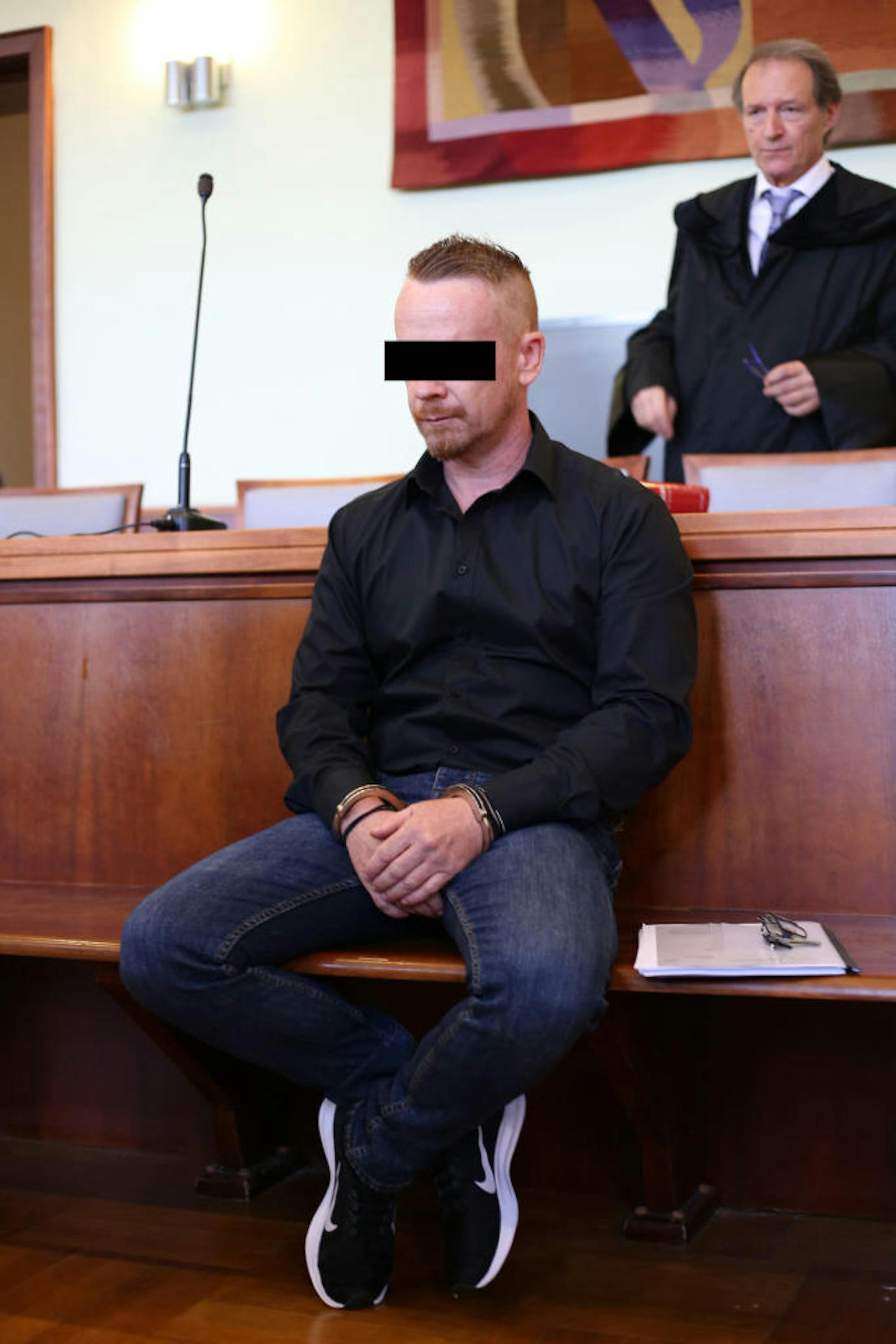 Der Angeklagte auf der Anklagebank, im Hintergrund sein Verteidiger Wolfgang Blaschitz.