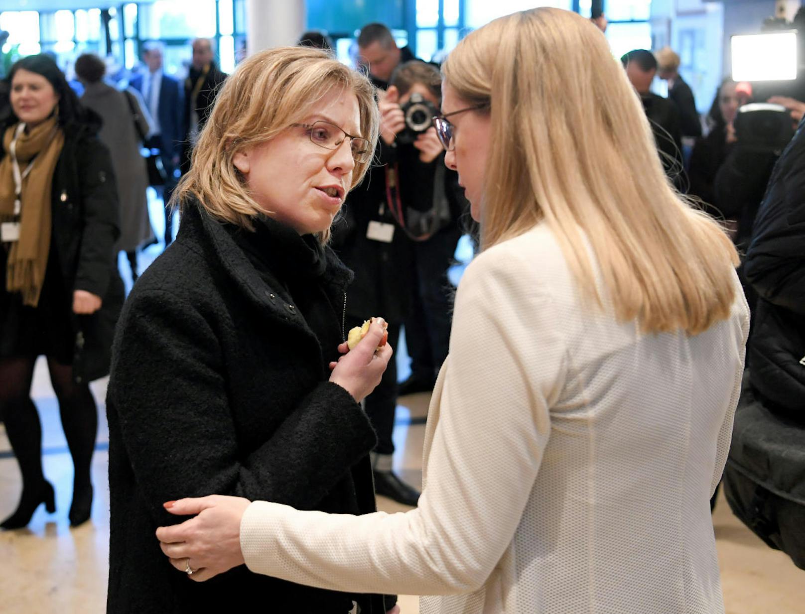Leonore Gewessler (G) und Wirtschaftsministerin Margarete Schramböck (ÖVP) unterhalten sich bei der Ankunft in Krems.