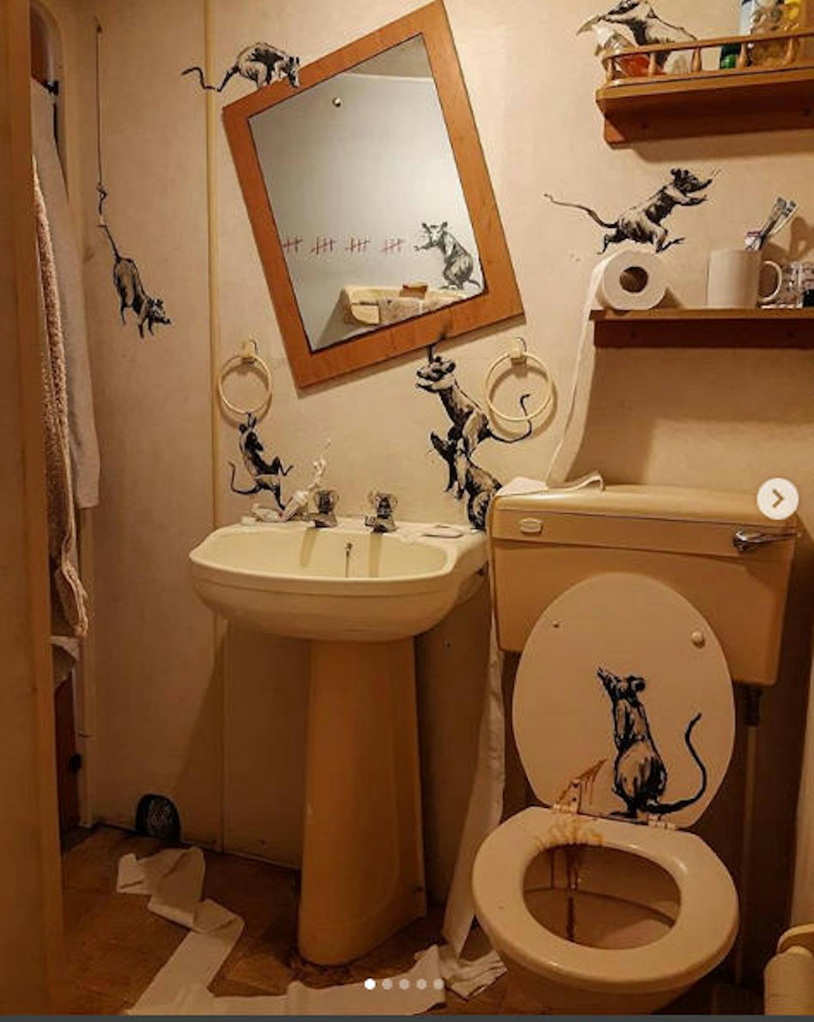 16.04.2020: Auch <strong>Banksy </strong>sitzt im Corona-Homeoffice: "Meine Frau hasst es, wenn ich zuhause arbeite". Die Arme muss sich ihr Bad mit Banksys Maskottchen, den Ratten teilen.