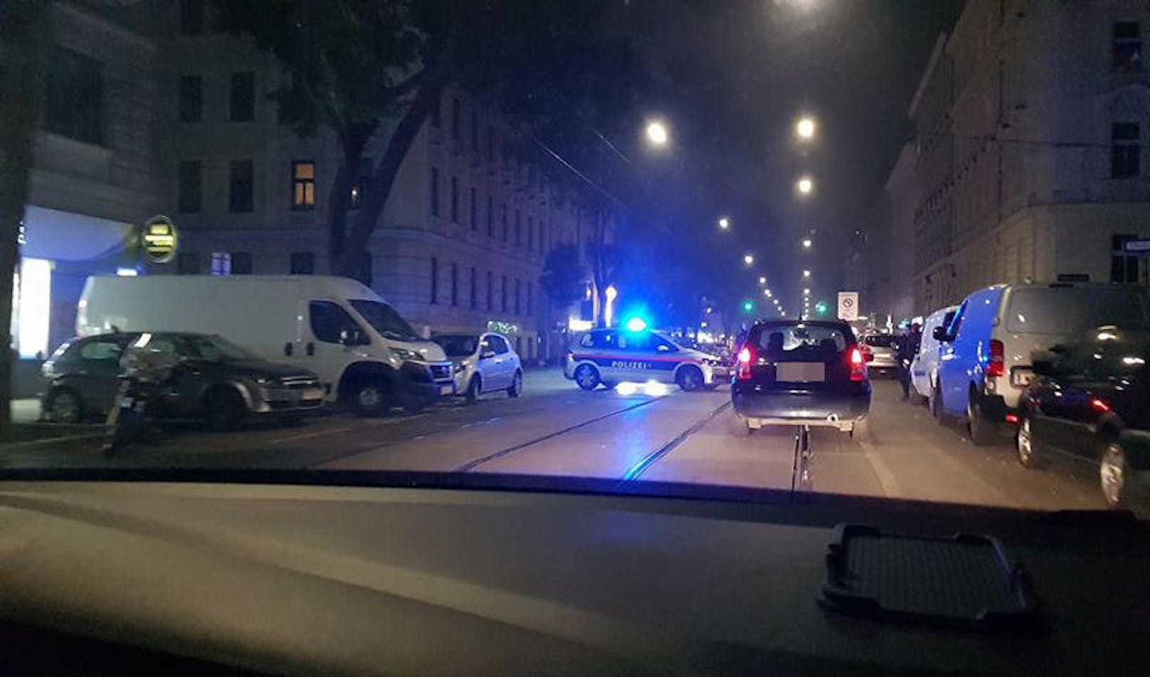 Am Abend des 13. Oktober 2019 gaben Polizeibeamte Schüsse auf einen mit zwei Messern bewaffneten Mann ab, der zuvor auf der Quellenstraße in Wien-Favoriten Passanten bedroht hatte. Der Verdächtige wurde verletzt ins Spital gebracht.