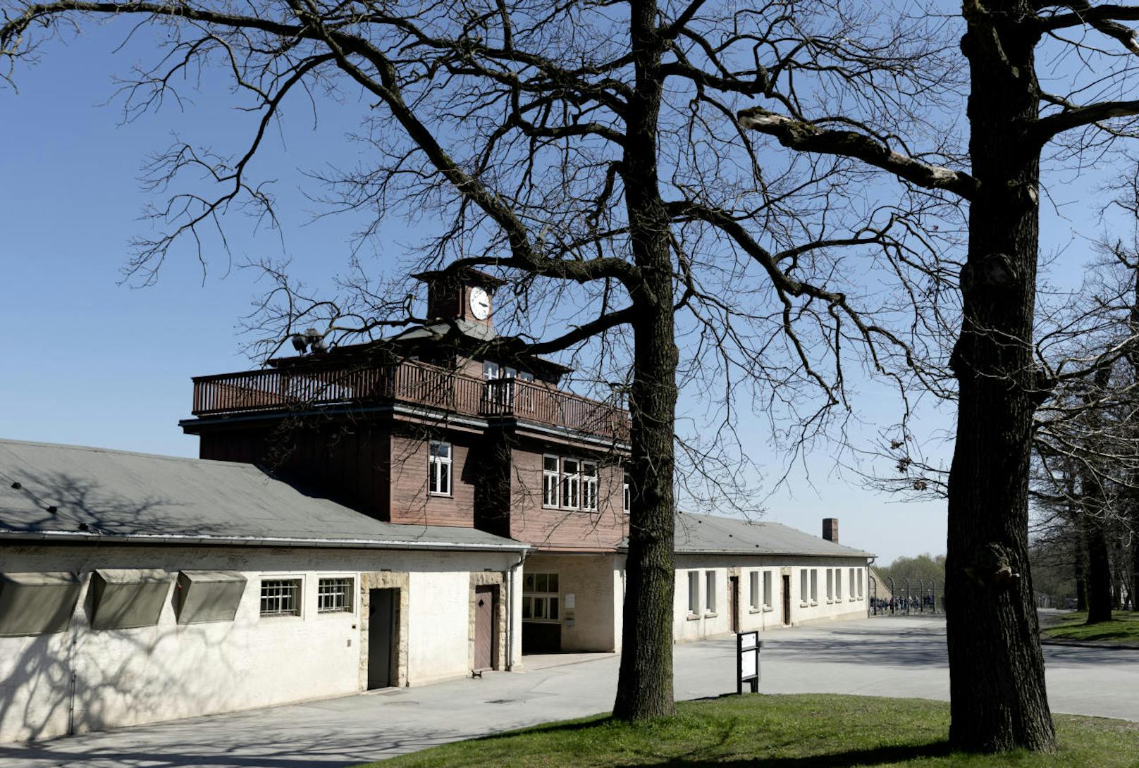 Im Konzentrationslager Buchenwald bei Weimar (Thüringen) starben etwa 56.000 Menschen.