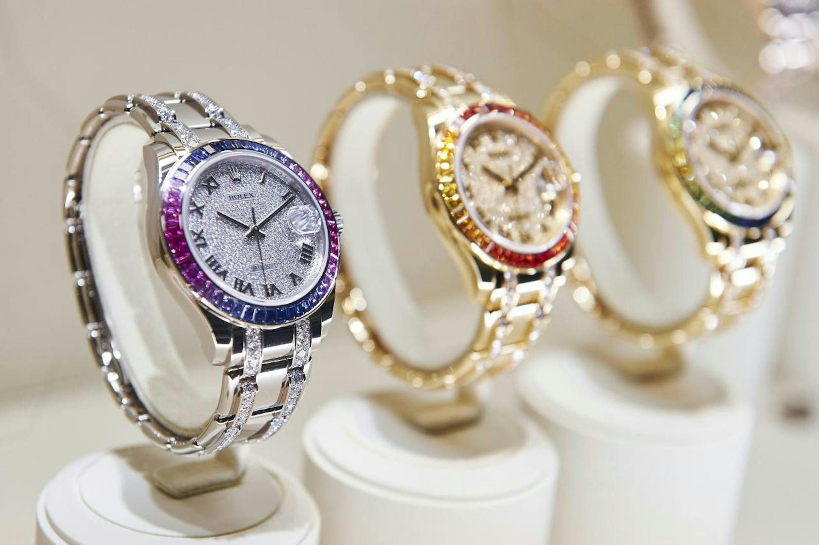 Ein Unternehmer aus Salzburg lieferte Rolex-Uhren und andere Objekte an einen Geschäftspartner in England.
