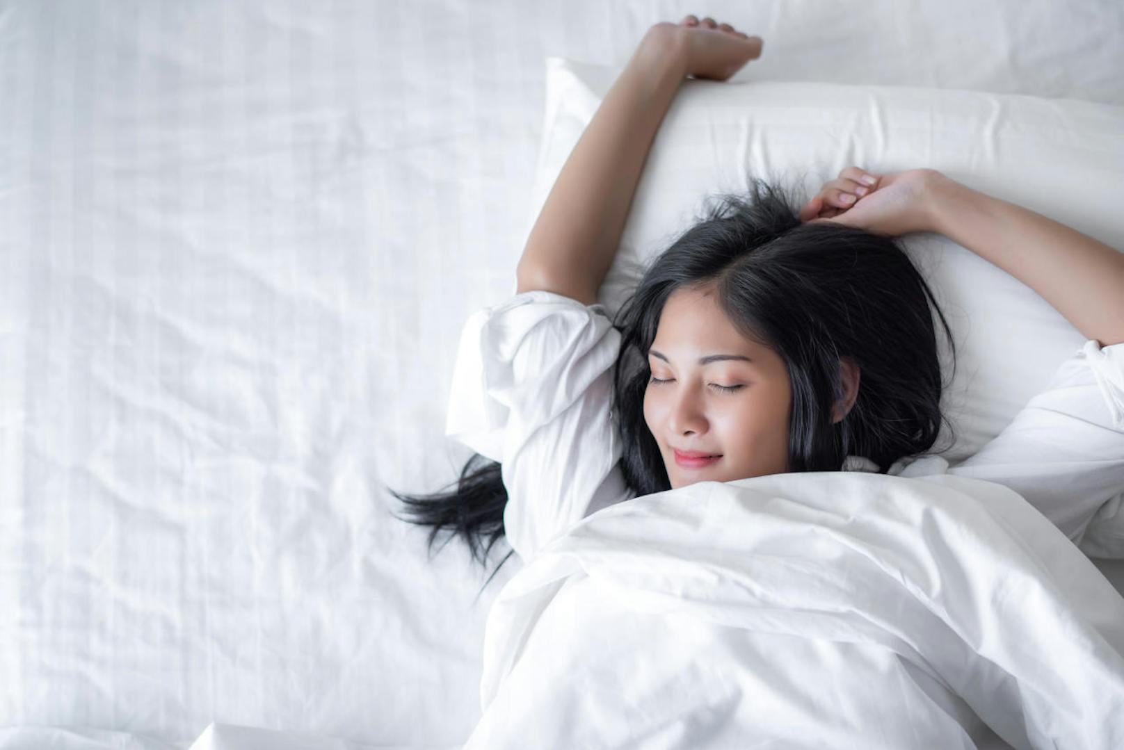 Nicht nur der Körper - auch die Haut ruht sich über Nacht aus. Es ist besonders wichtig sich nicht nur Schlaf, sondern auch ein ordentliches Abschminken zu gönnen.