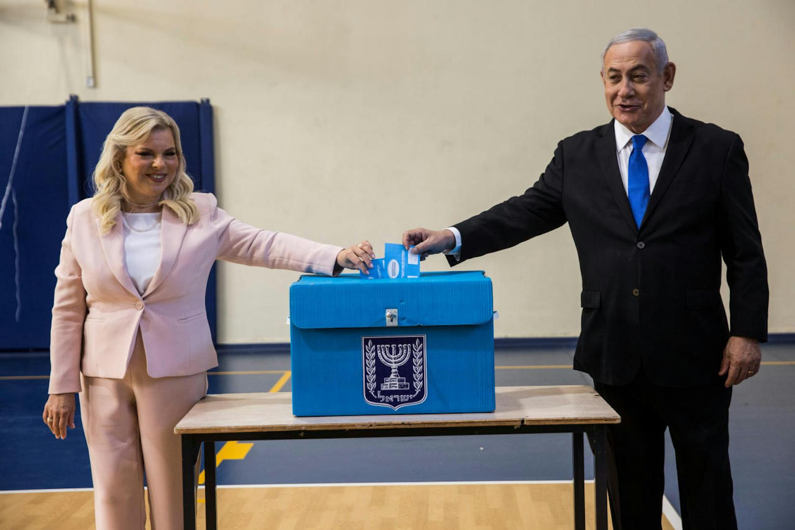 Premierminister Benjamin Netanjahu und seine Frau Sara bei der Stimmenabgabe.
