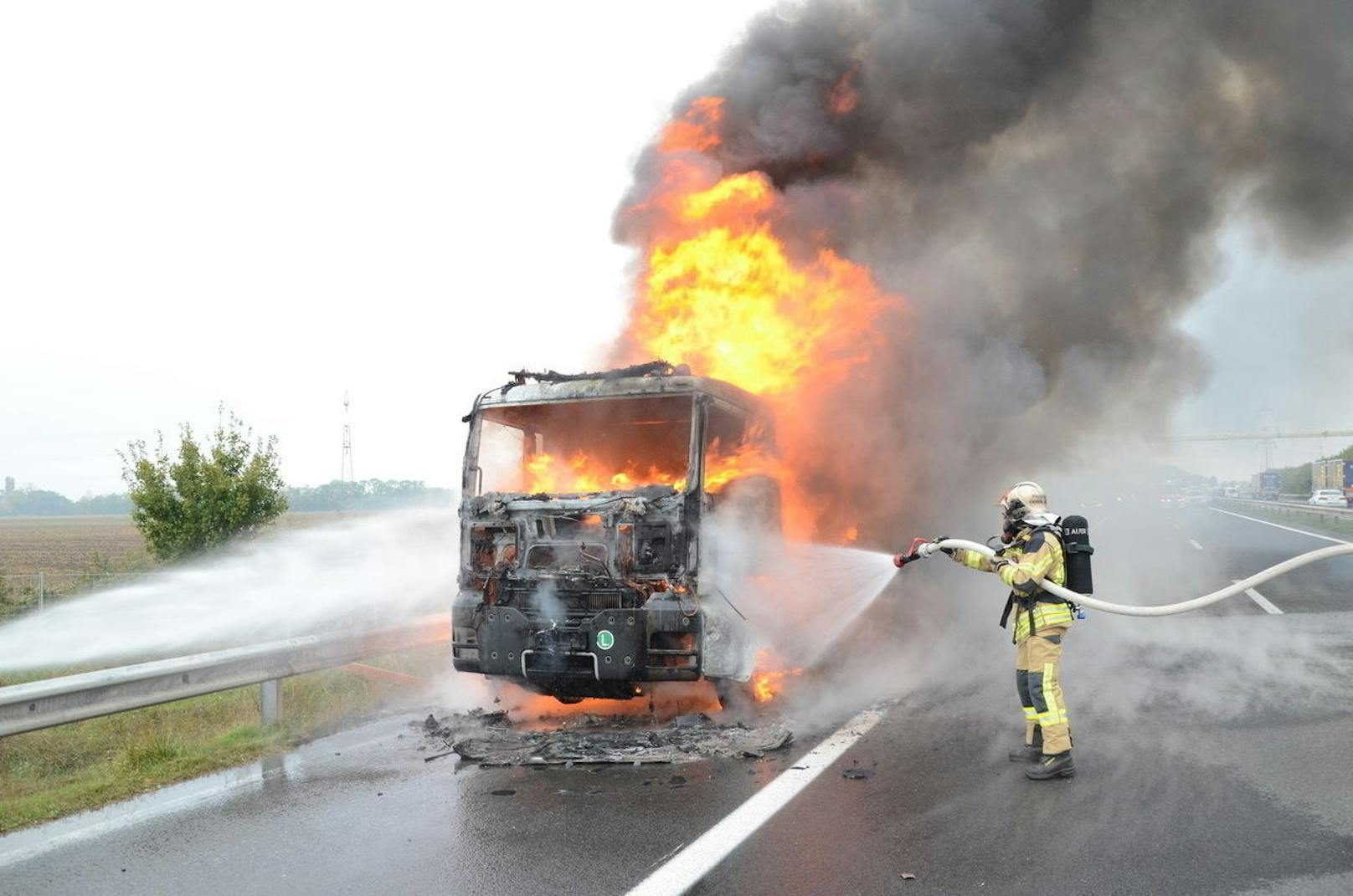 Der Lastwagen brannte lichterloh.